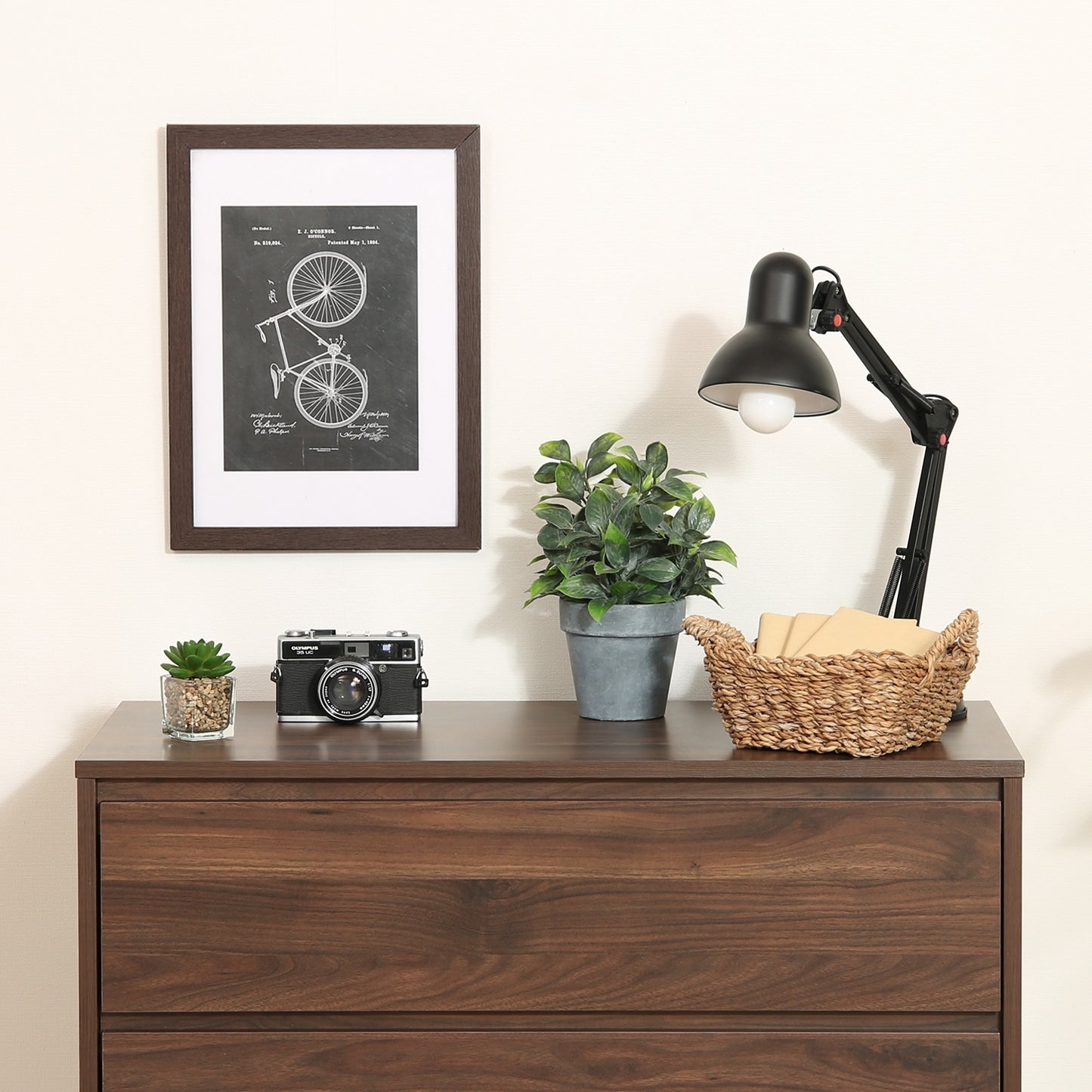 4段チェストウォルナットの上に雑貨がディスプレイされている様子