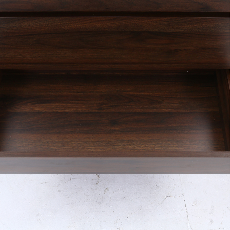 4段チェストウォルナットの引き出し内部を写している様子