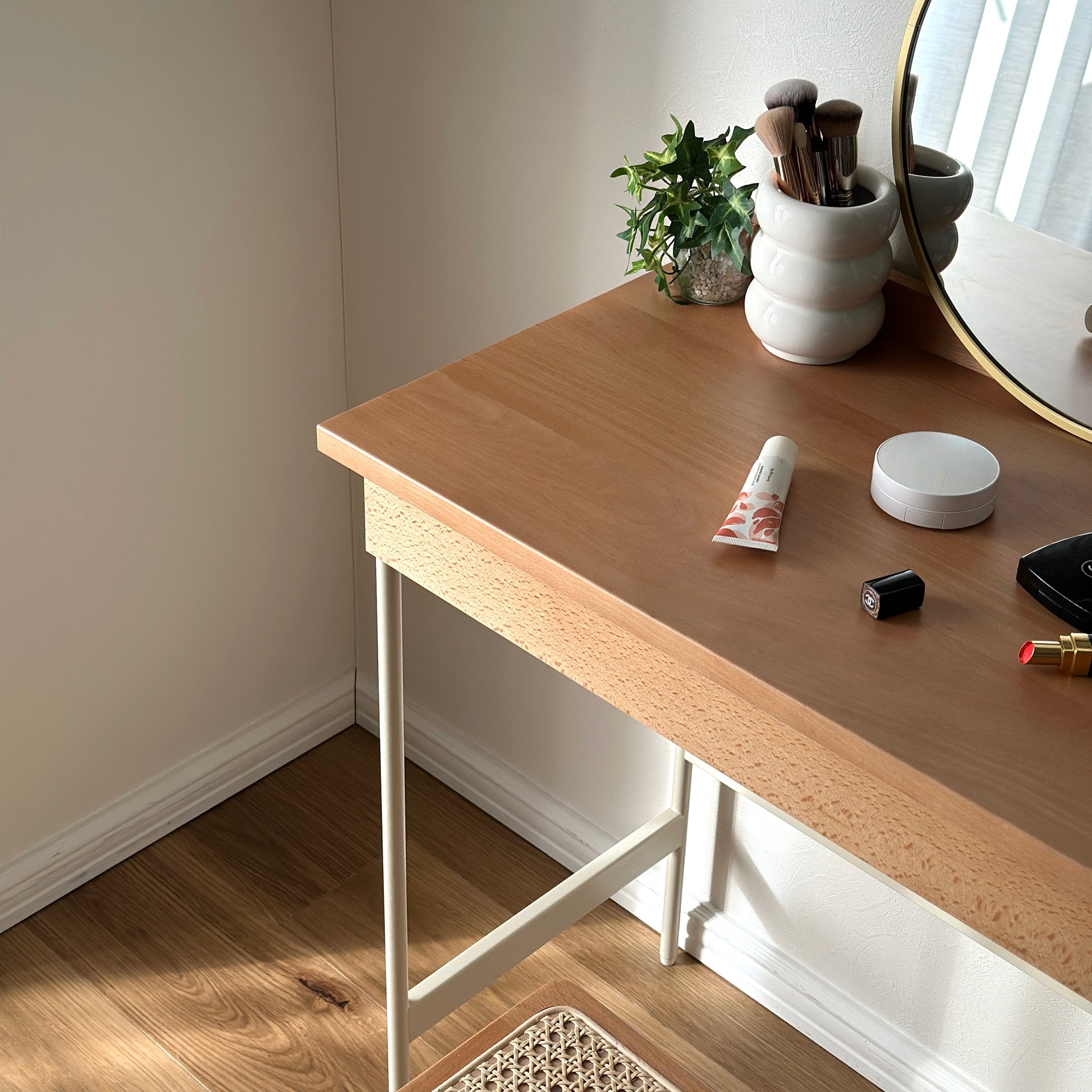 ウッドとスチール素材のデスクをドレッサーにしている様子