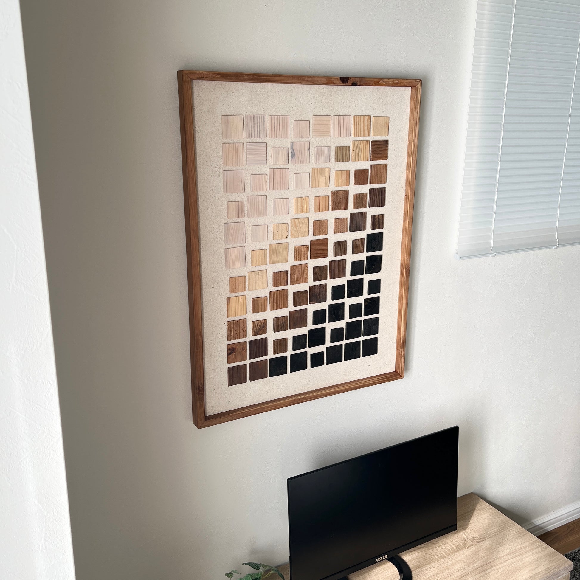 ウッドチップが立体的に貼り付けられたアート