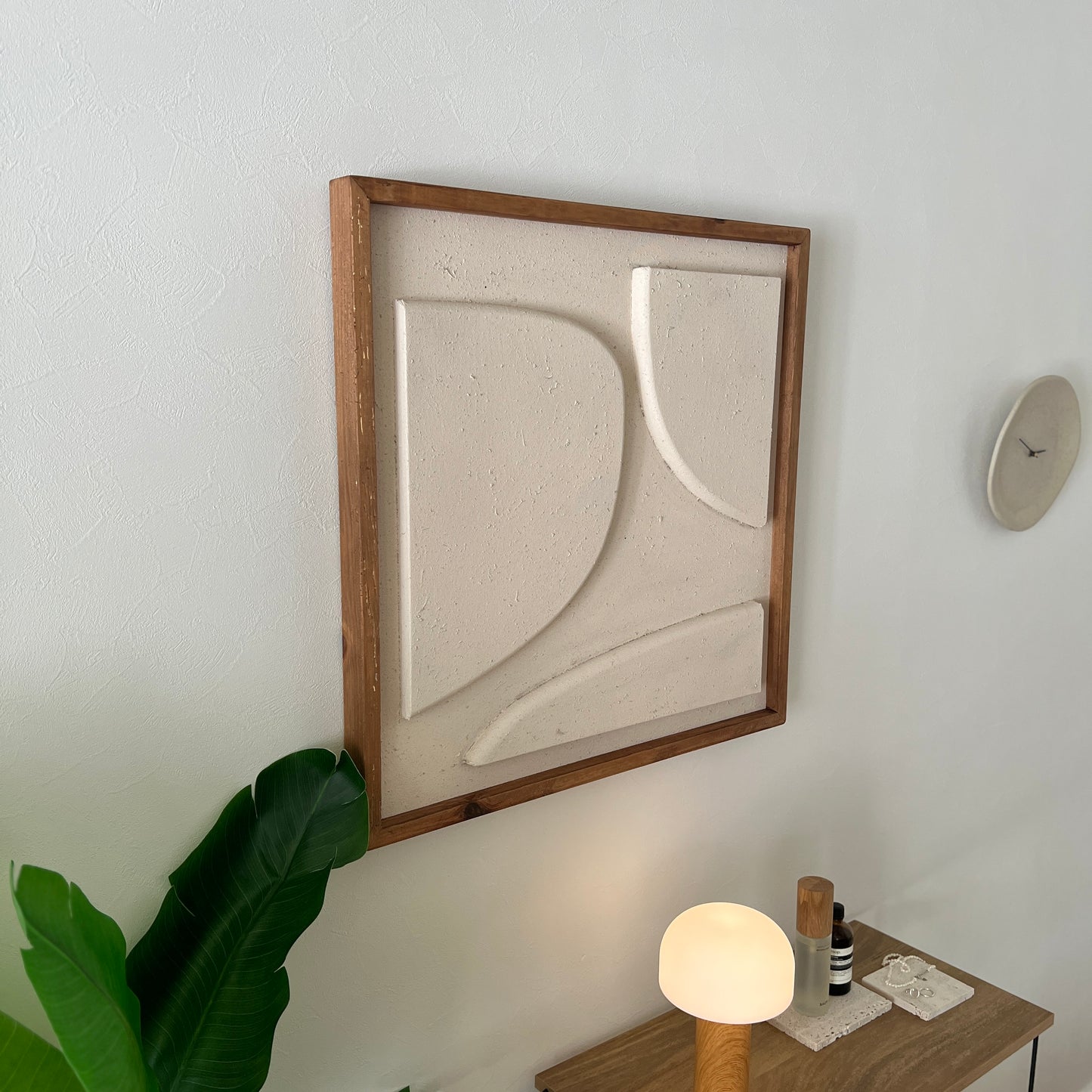 ベージュの立体的なウッドピースが貼り付けられたアート