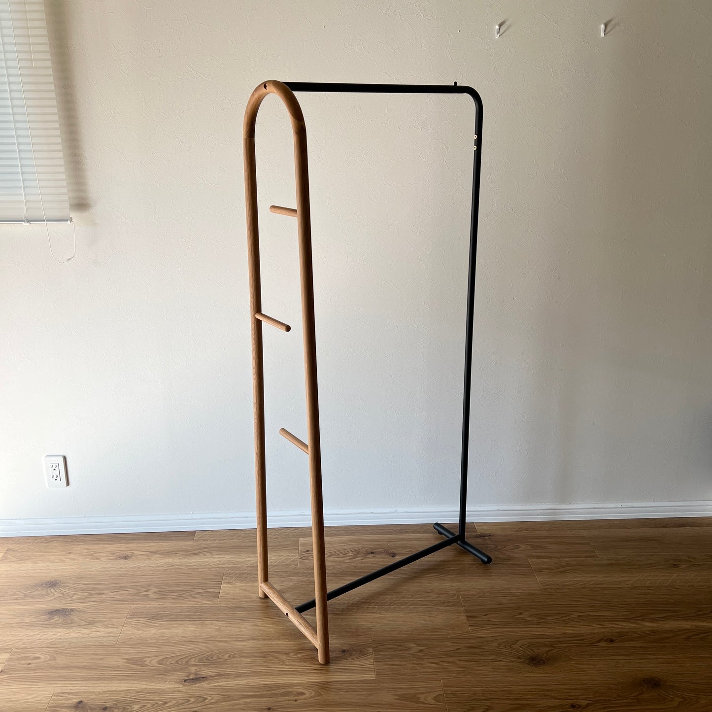オーク材とブラックスチールのハンガーラック