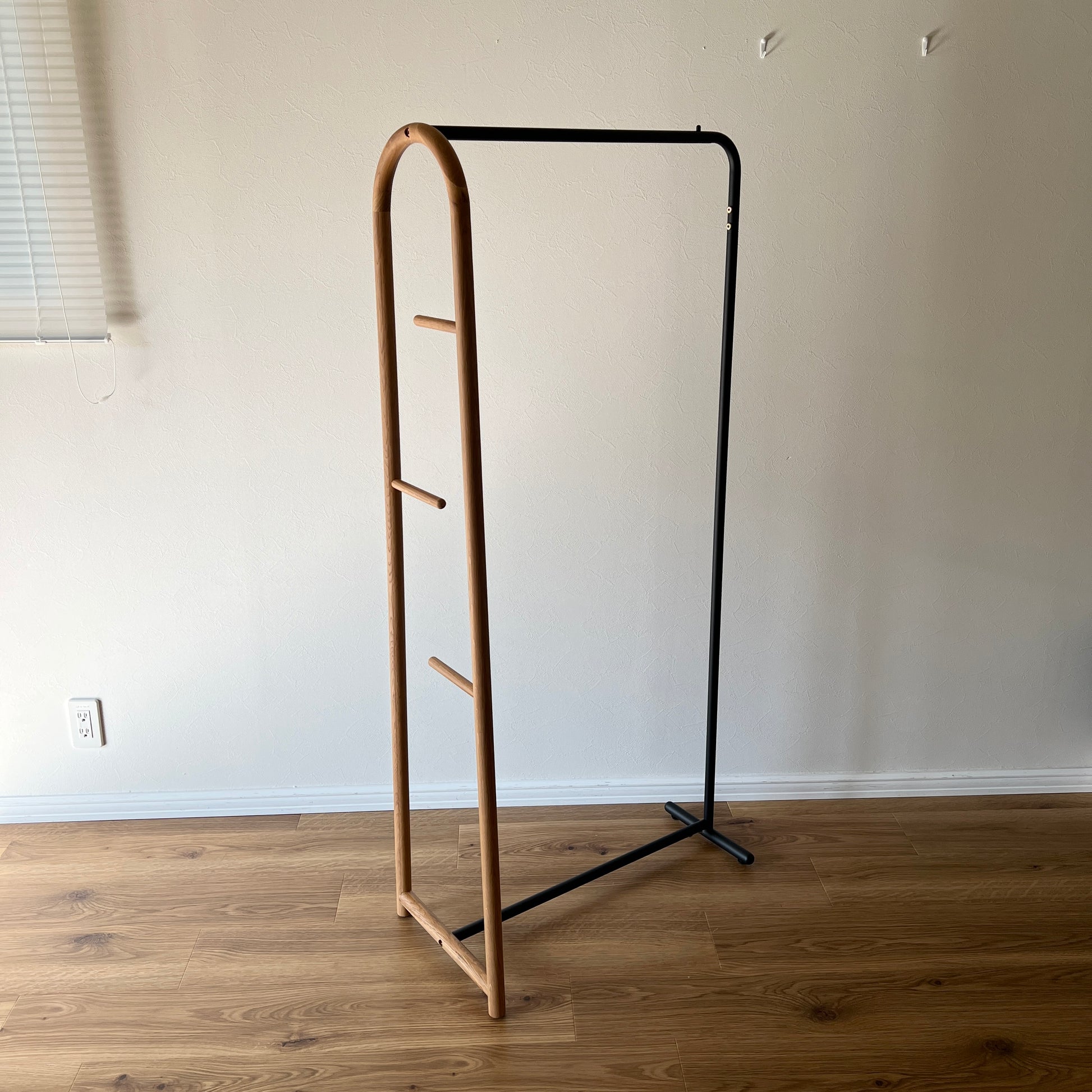 オーク材とブラックスチールのハンガーラック