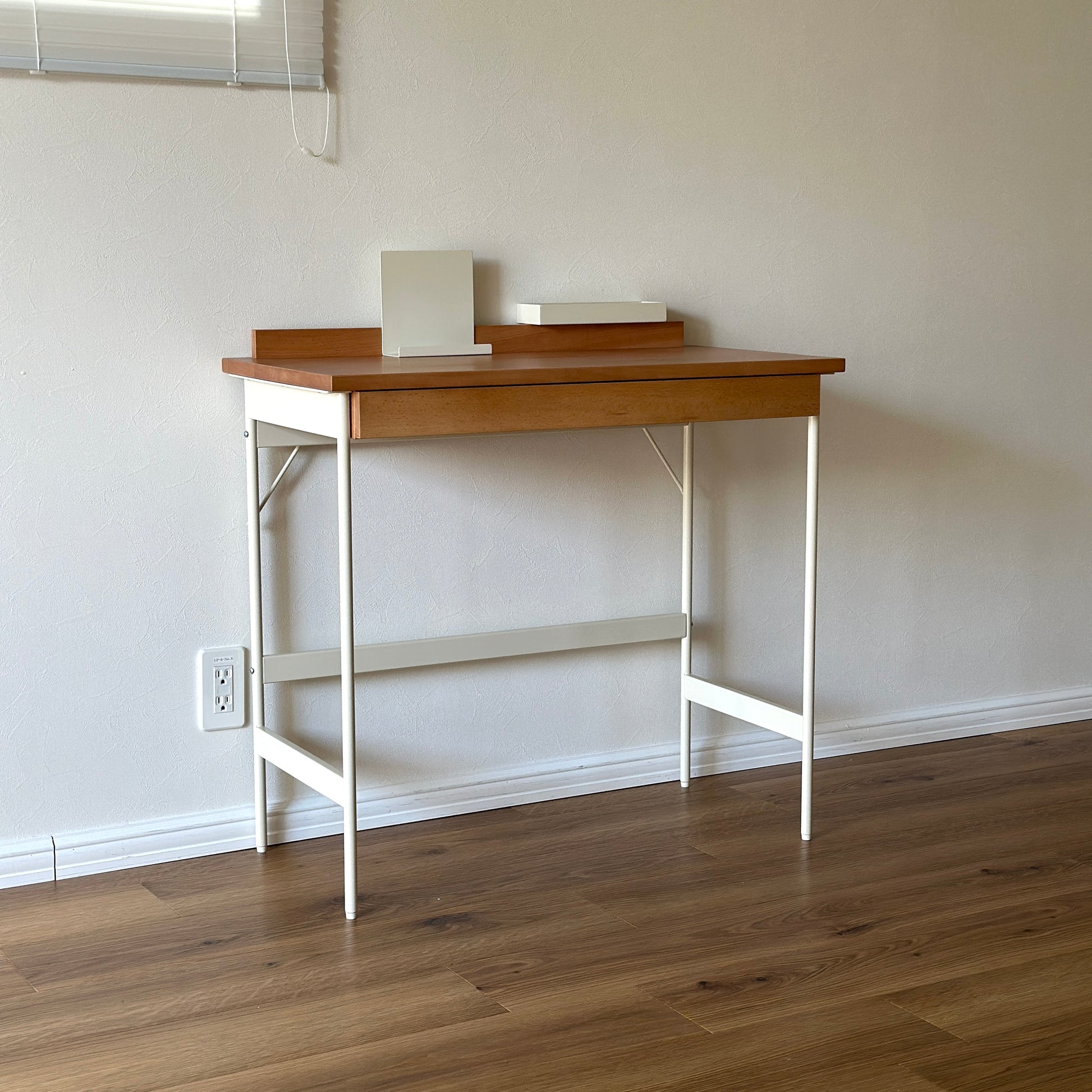 ウッドとスチール素材のデスク