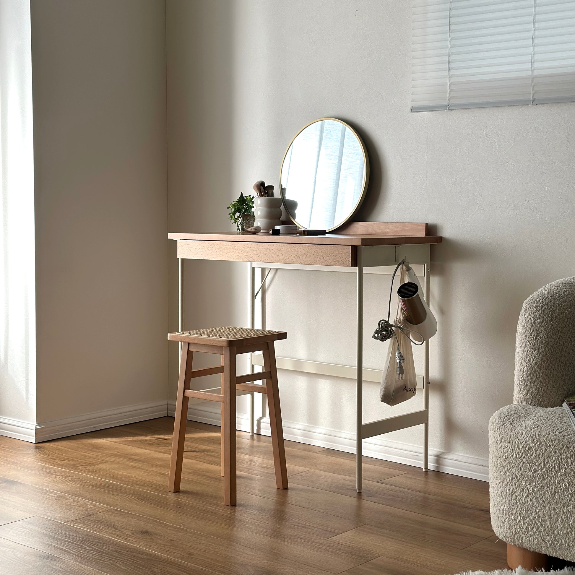 ウッドとスチール素材のデスクをドレッサーにしている様子