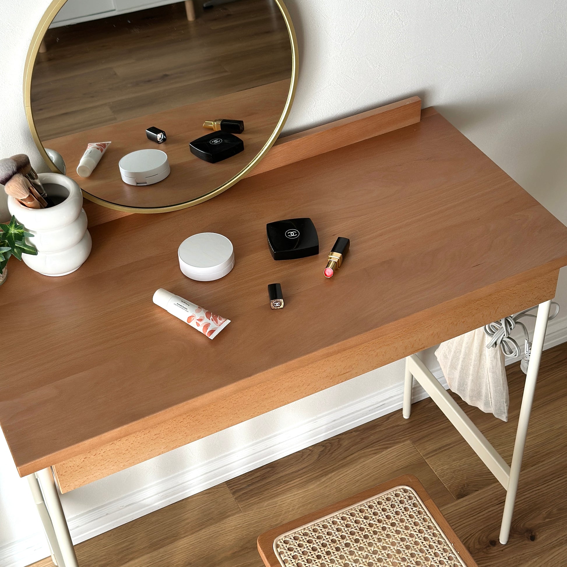 ウッドとスチール素材のデスクをドレッサーにしている様子