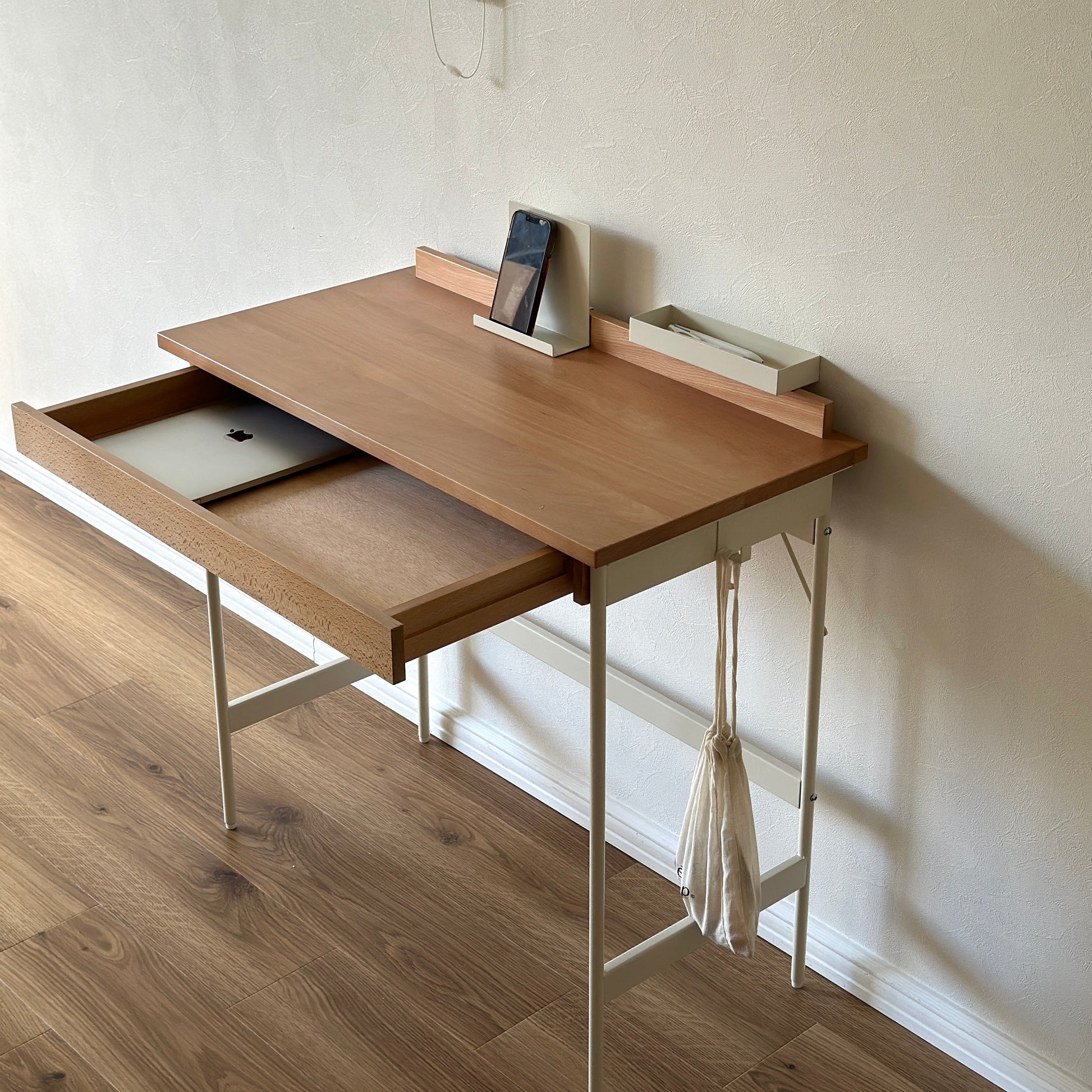 ウッドとスチール素材のデスク