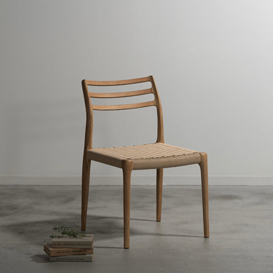 木のフレームとペーパーコードの座面が特徴のナチュラルカラーのチェア