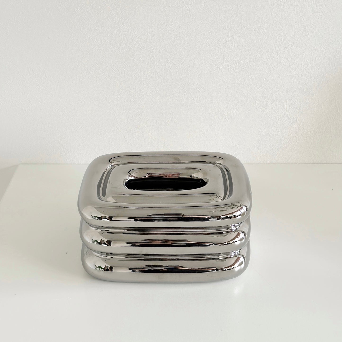 3段デザインのスクエア型ティッシュケース