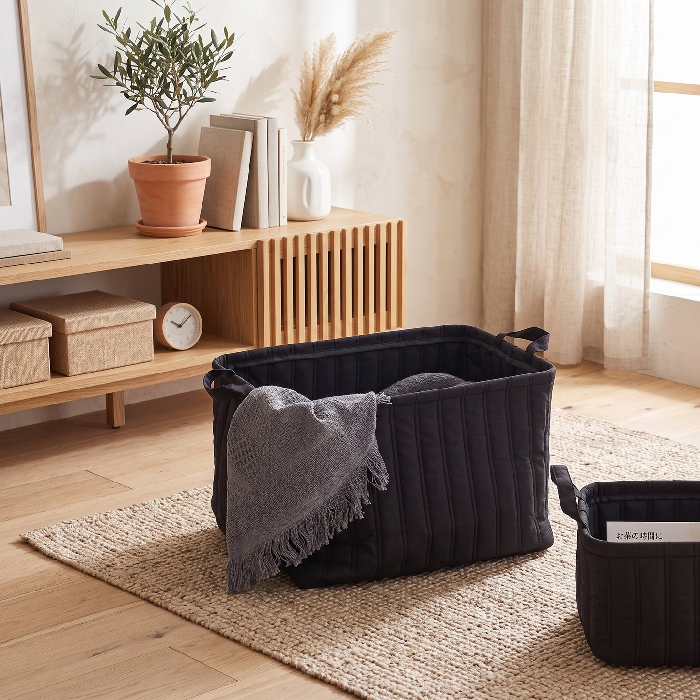 Roomnhomeキルティングスクエアバスケット黒のキルティング生地収納バスケット補強ハンドル付きで内部はリブ状のテクスチャーです。
