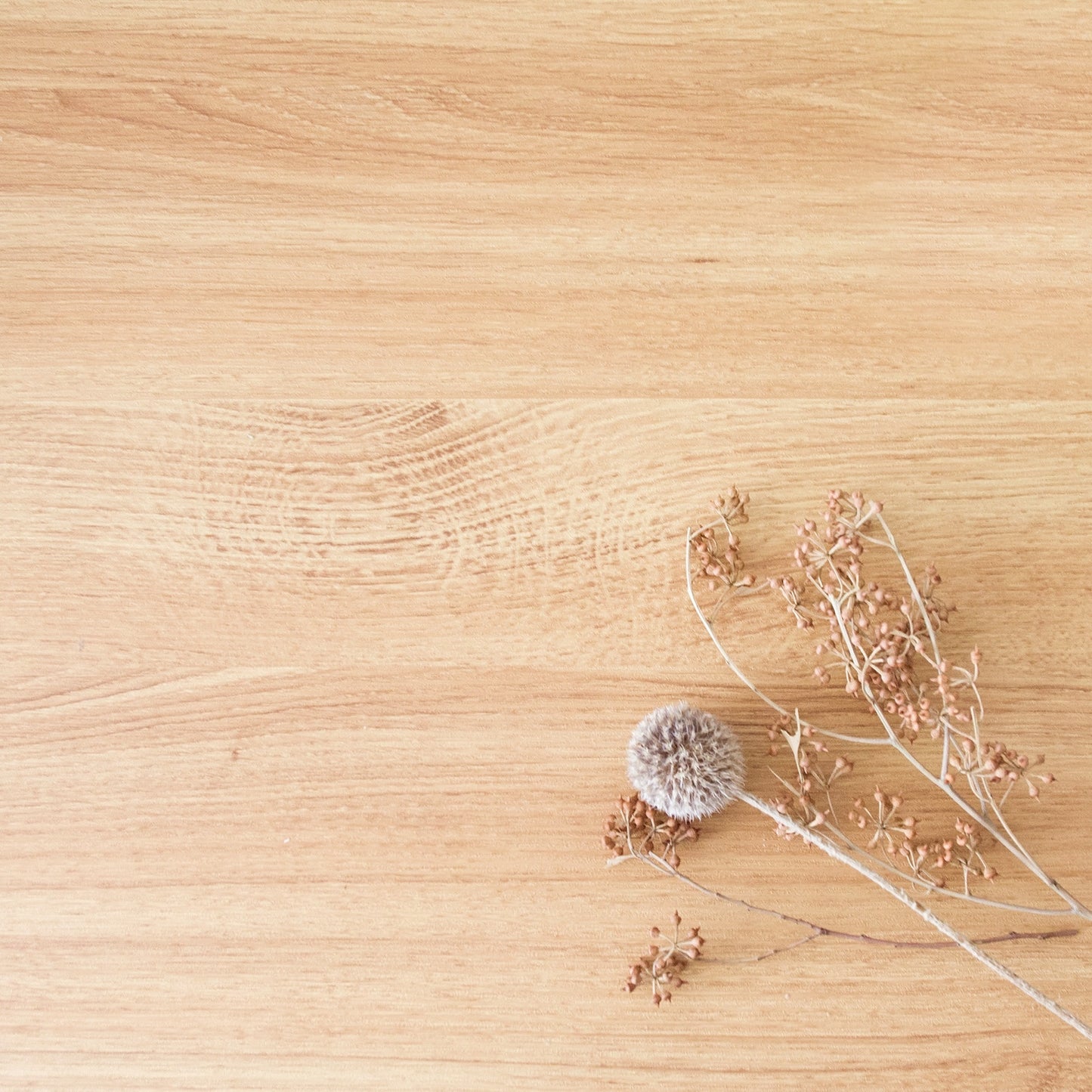 キャスター付きの木目調の2段のラックの木目デザイン