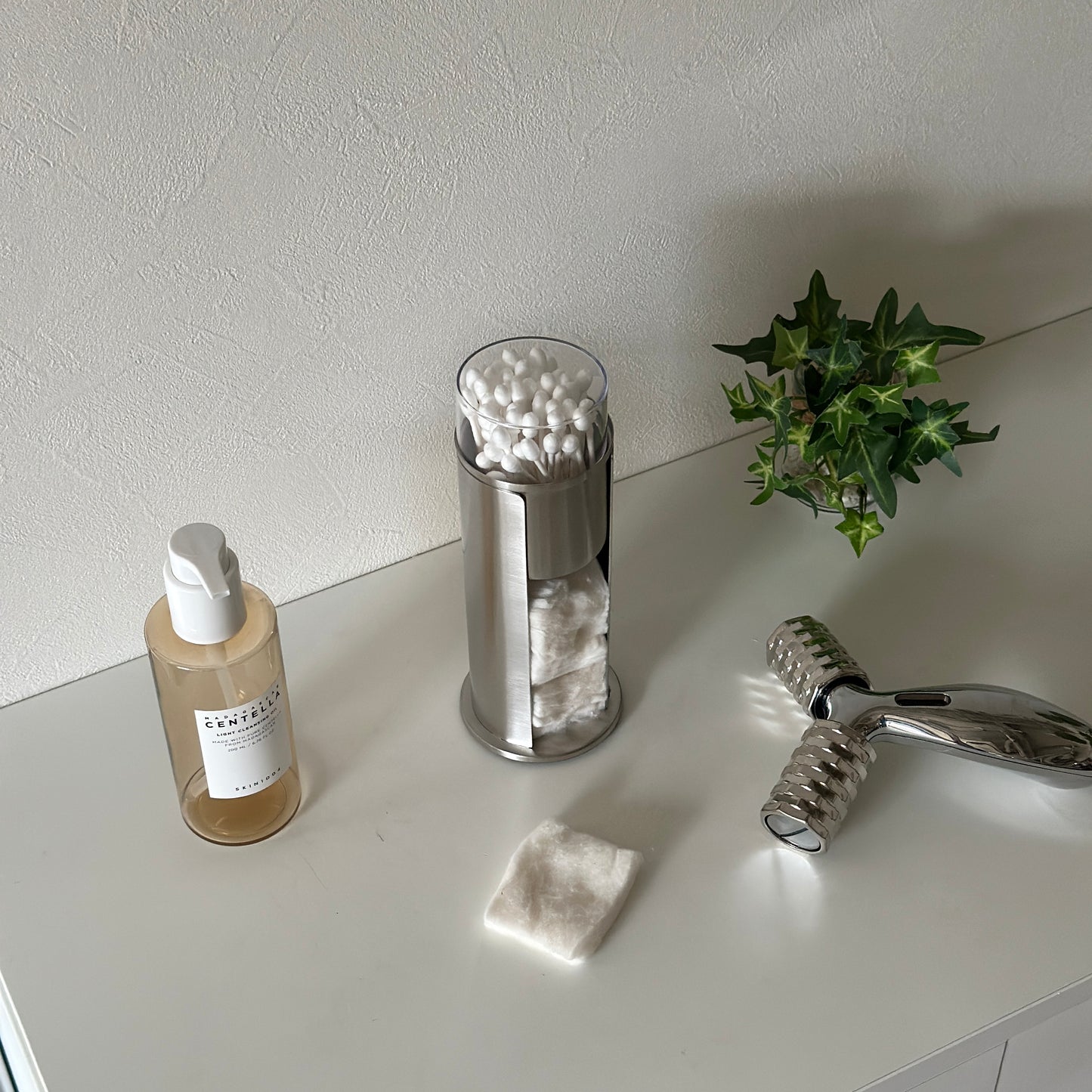 ステンレス素材のコットンと綿棒の縦型収納ケース