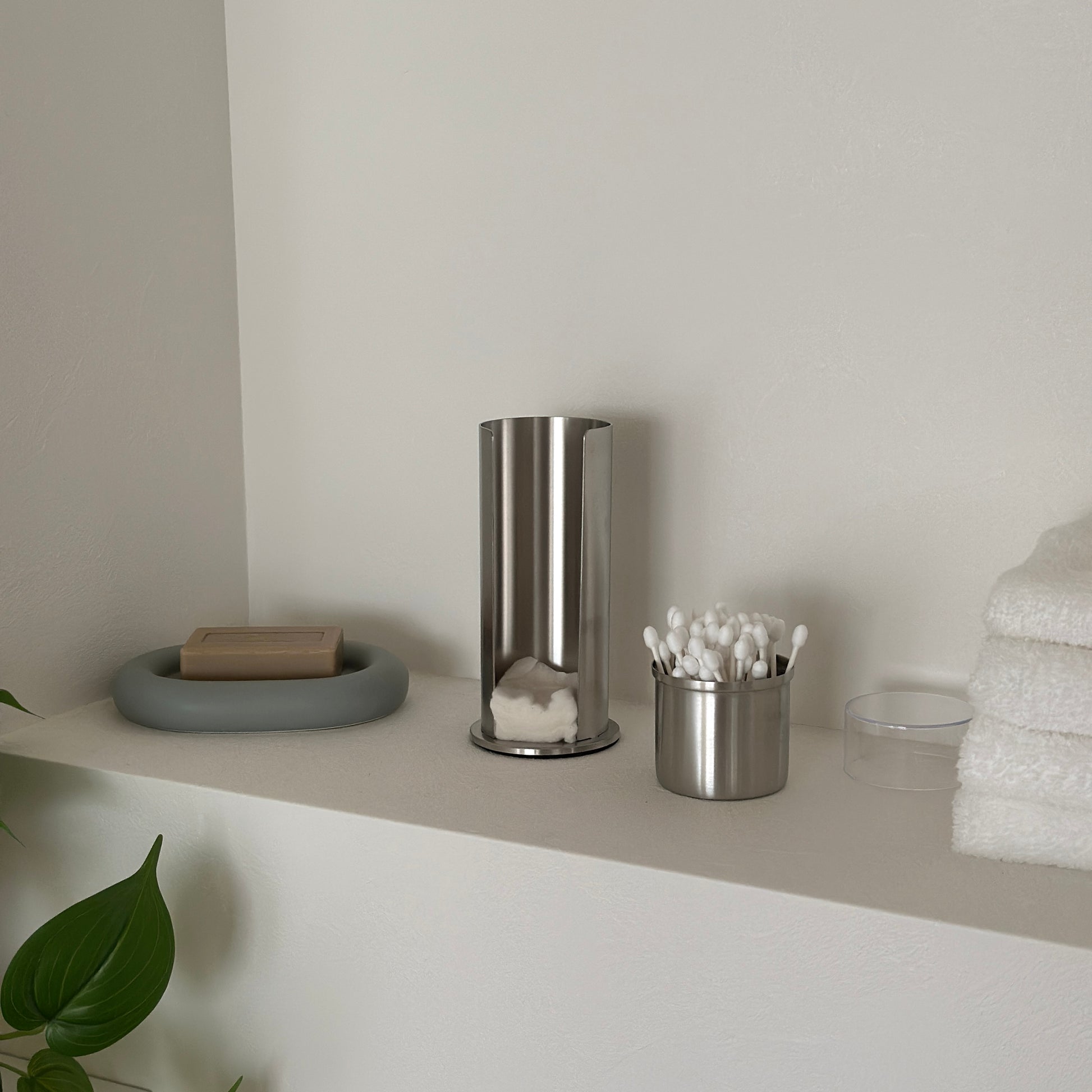 ステンレス素材のコットンと綿棒の縦型収納ケースの綿棒の収納部分を取っている様子