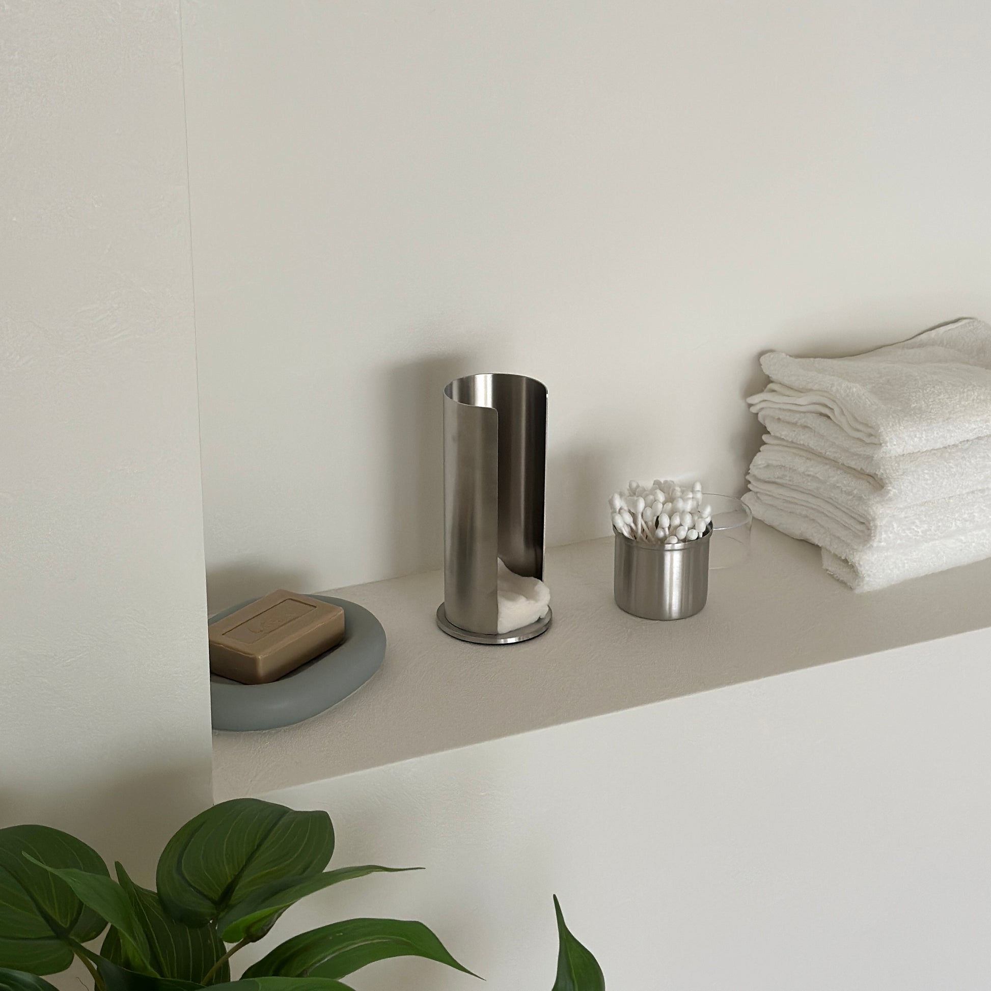 ステンレス素材のコットンと綿棒の縦型収納ケースの綿棒の収納部分を取っている様子