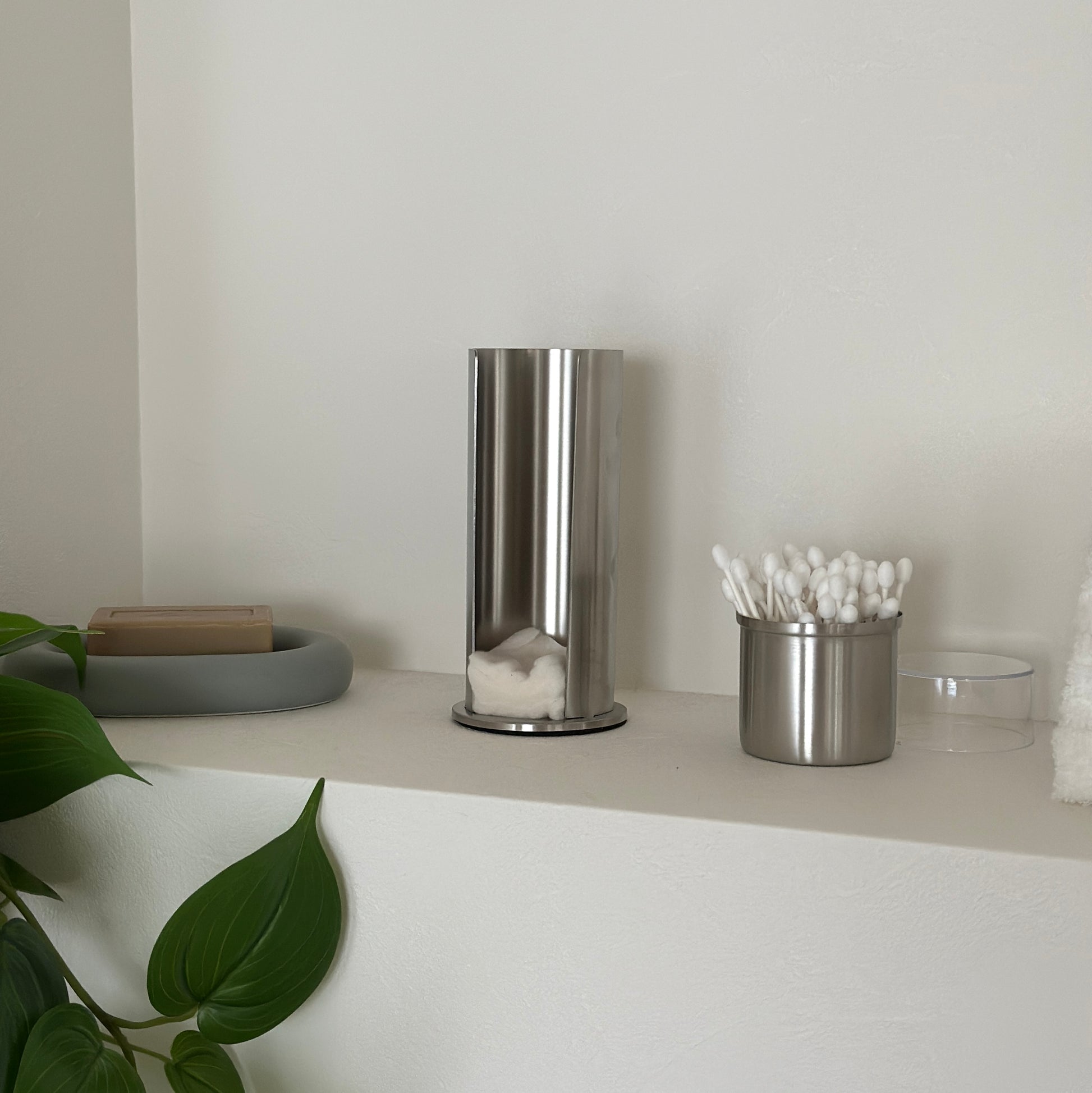 ステンレス素材のコットンと綿棒の縦型収納ケースの綿棒の収納部分を取っている様子