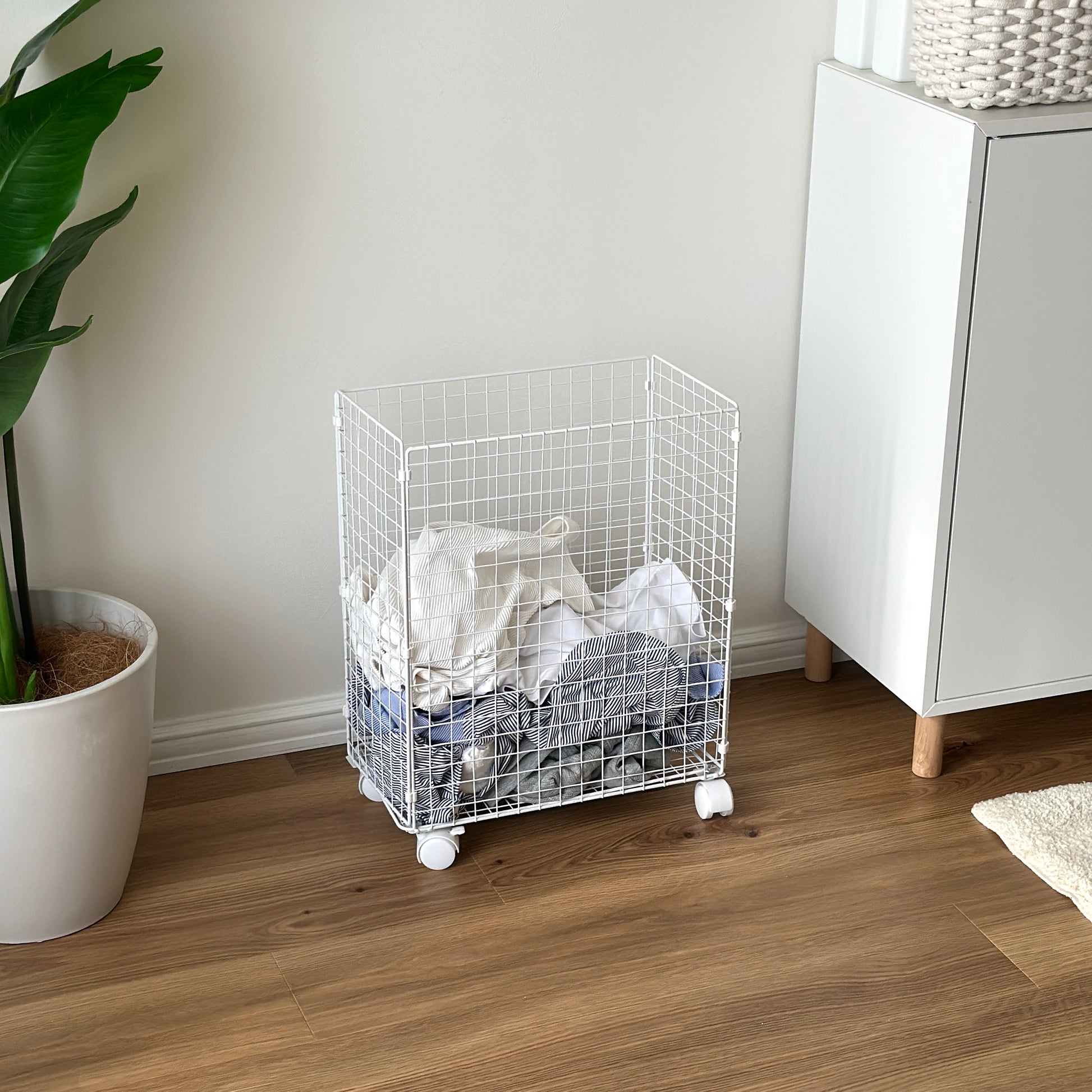 ホワイトのメッシュのランドリーワゴン