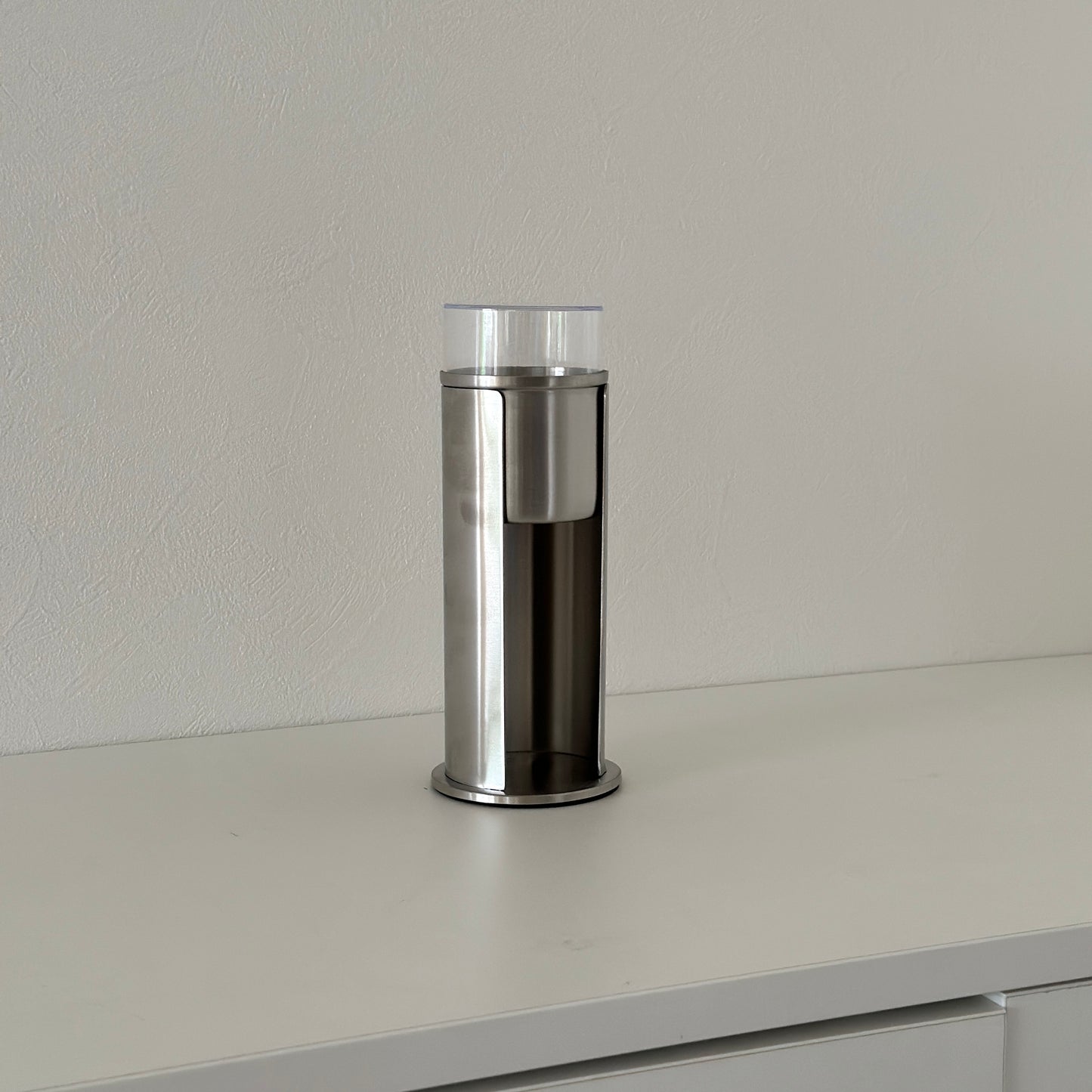 ステンレス素材のコットンと綿棒の縦型収納ケースにコットンと綿棒が入っていない様子