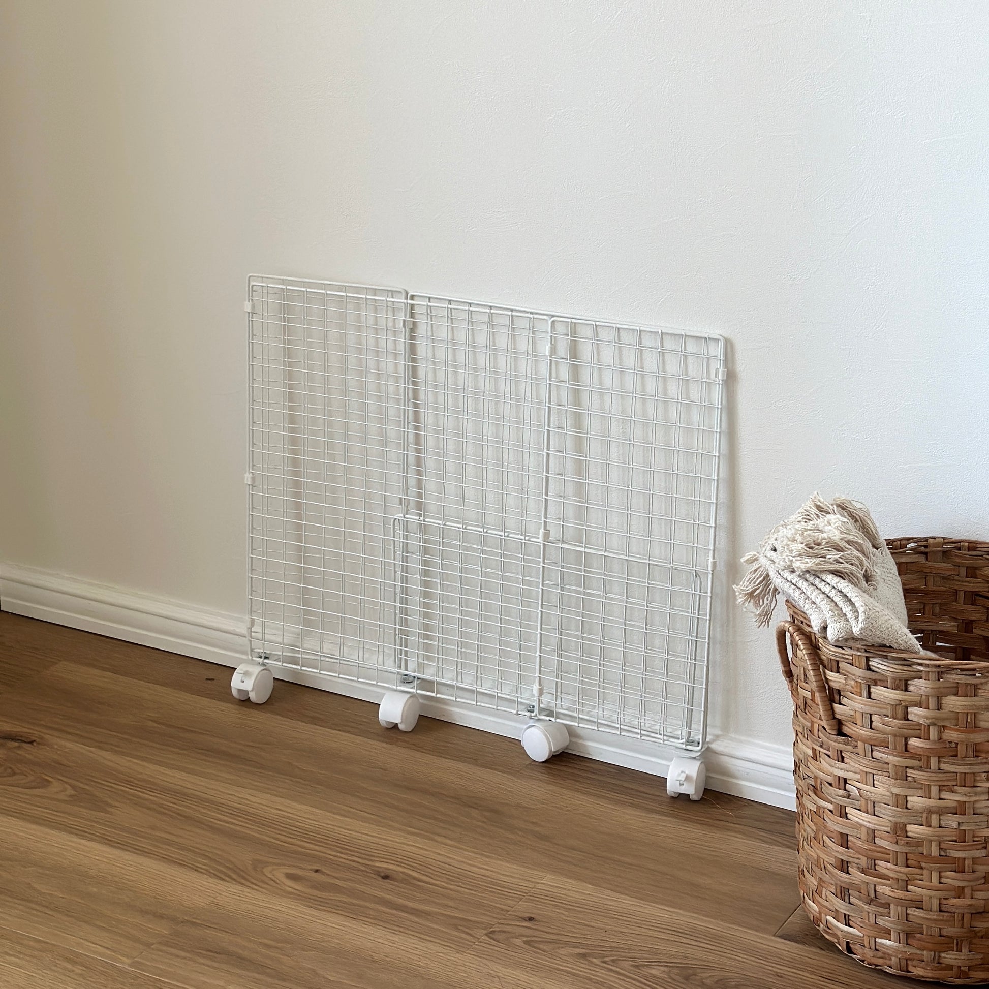 ホワイトのメッシュのランドリーワゴンを畳んだ様子