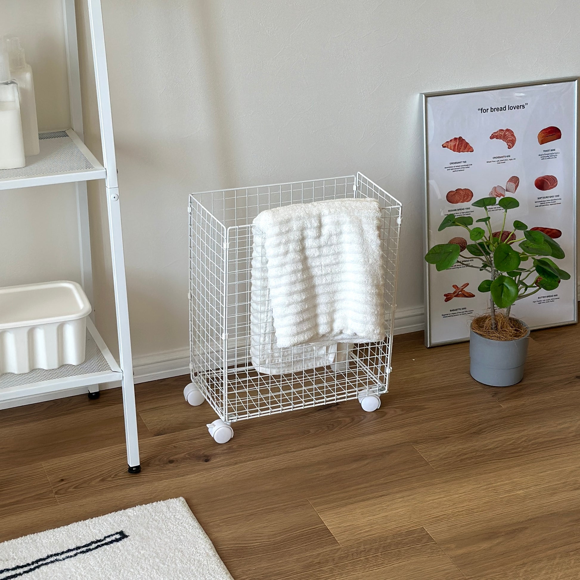 ホワイトのメッシュのランドリーワゴンにタオルがかかっている様子