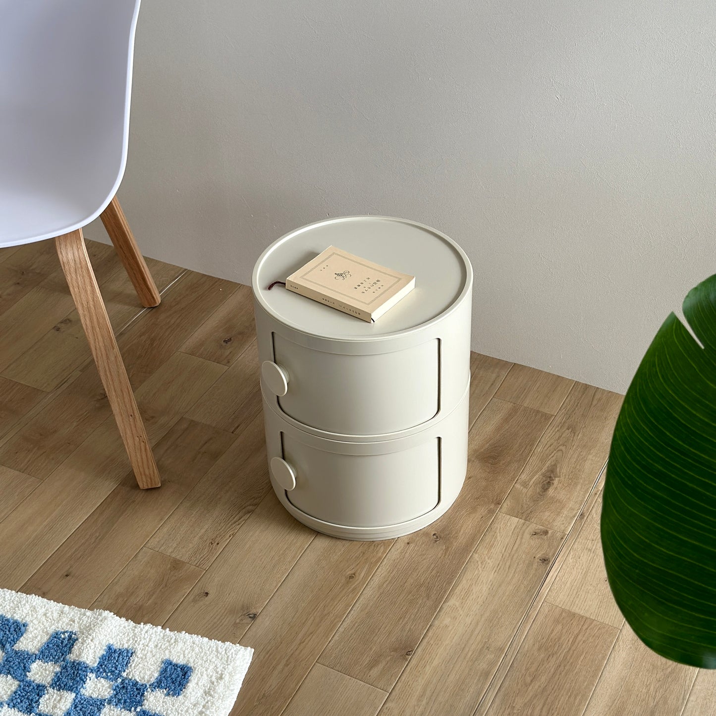 アイボリーのキャビネットの上に文庫本が置かれてある