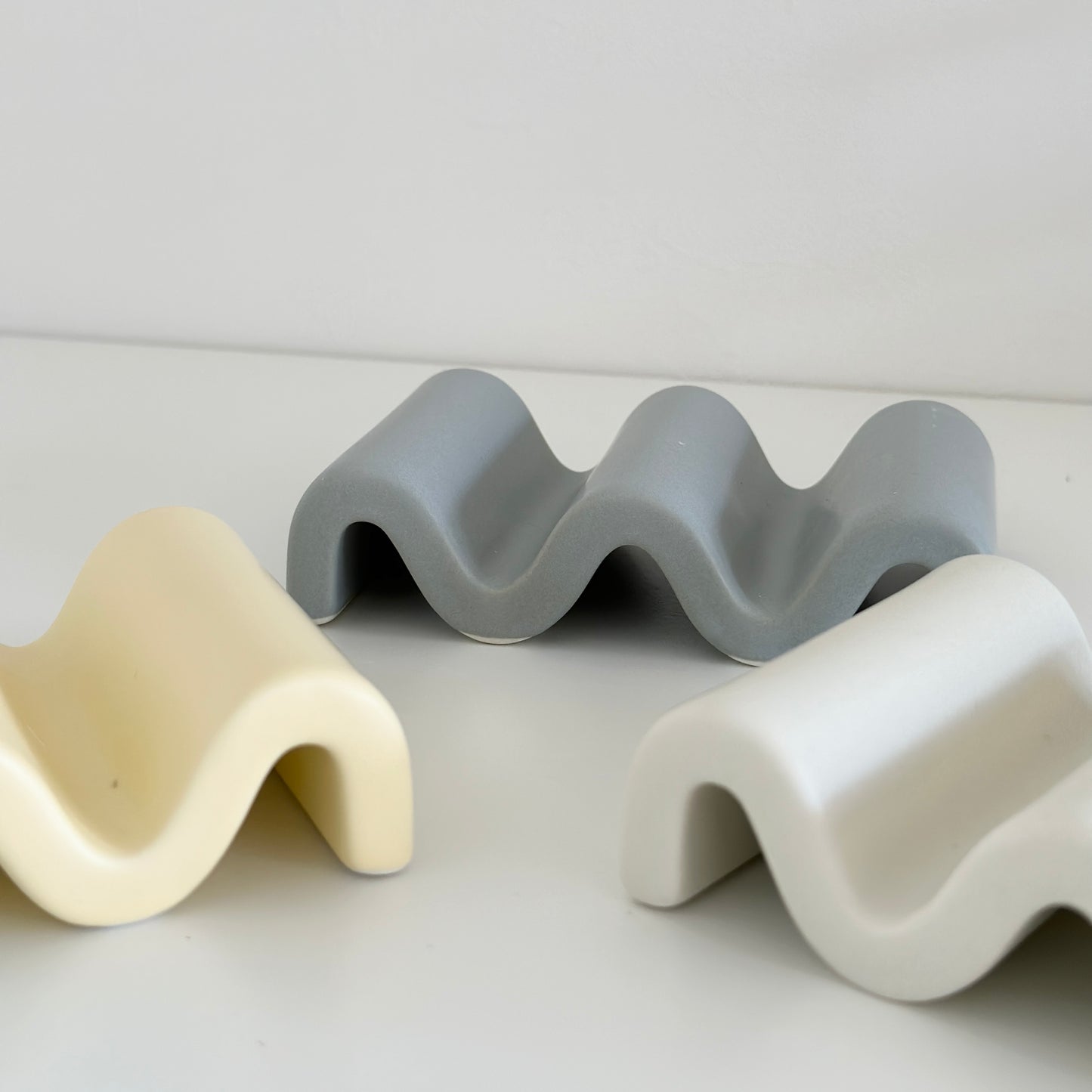 波打った形をしたソープディッシュが3色無造作に置かれている