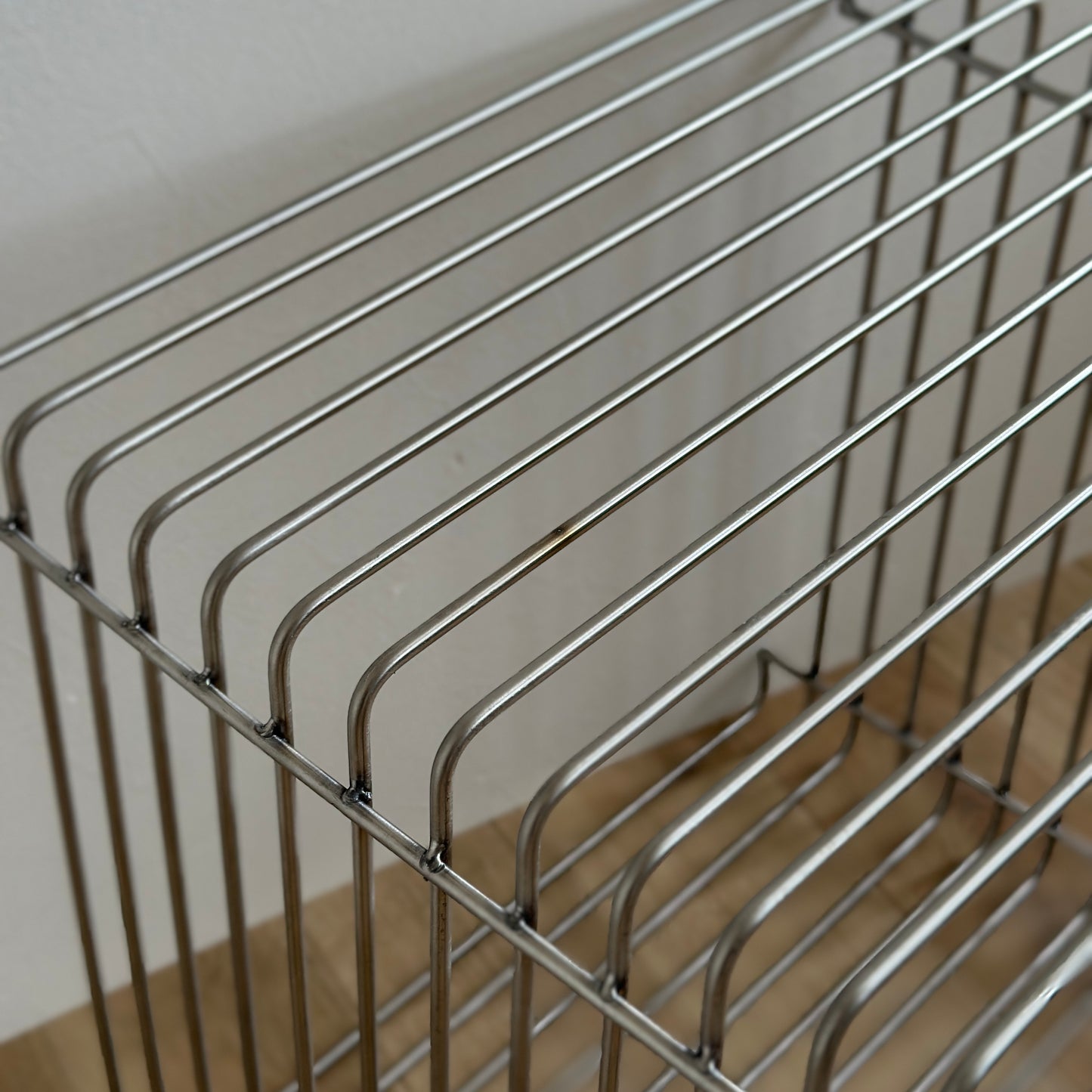 ワイヤーデザインのサイドテーブルをドアップで撮った様子