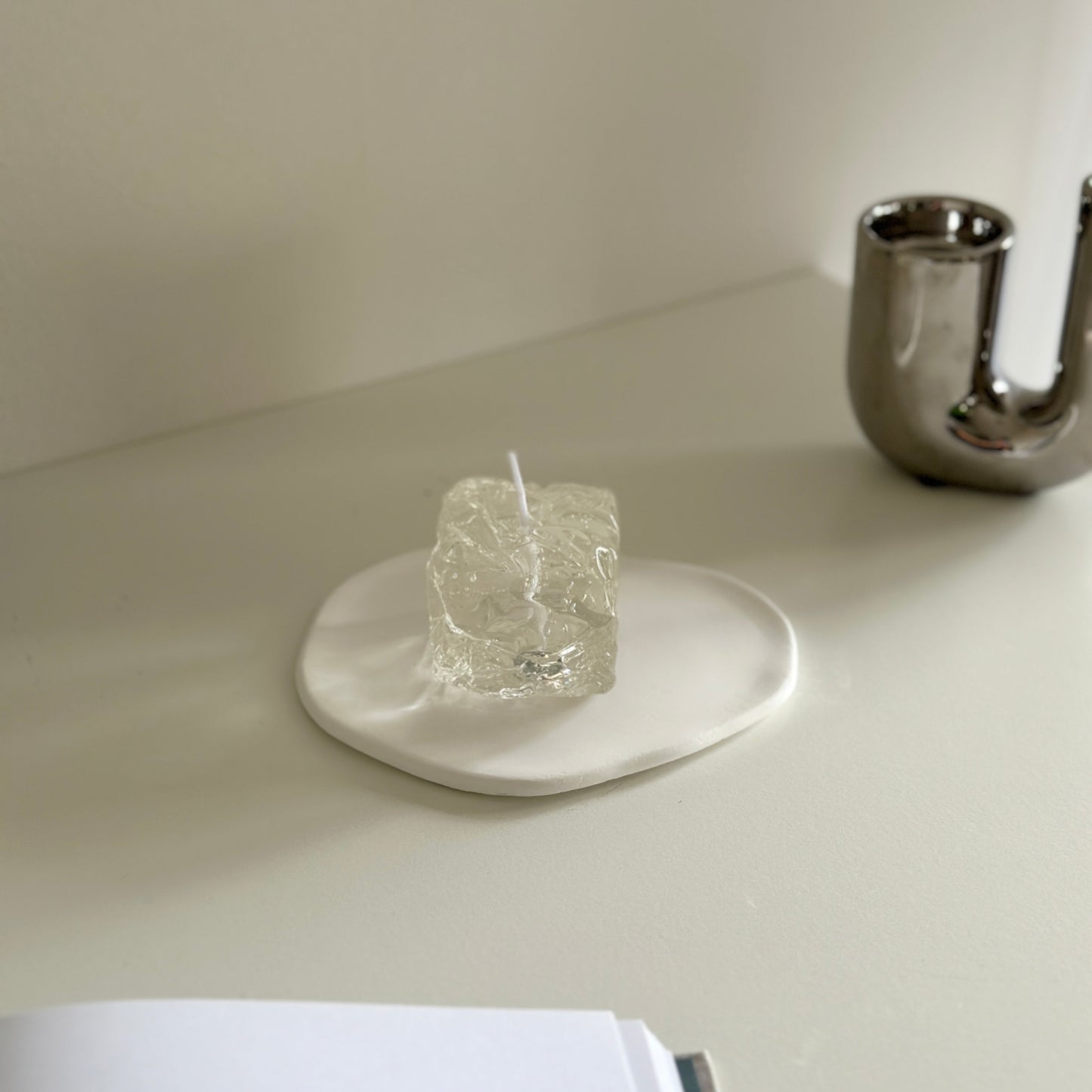 石膏で出来たプレートの上に乗せられた透明のぷにぷにのキャンドル