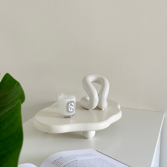 木製の白の大きなトレイの上にキャンドルとフラワーベースが乗っている