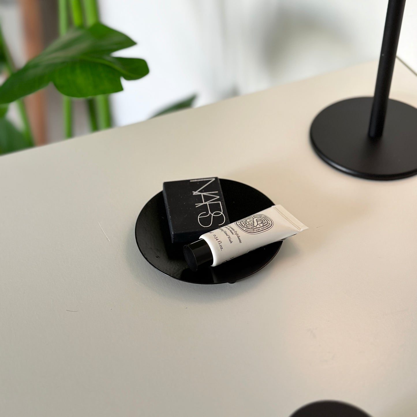 脚付のブラックの鉄製の丸いプレート