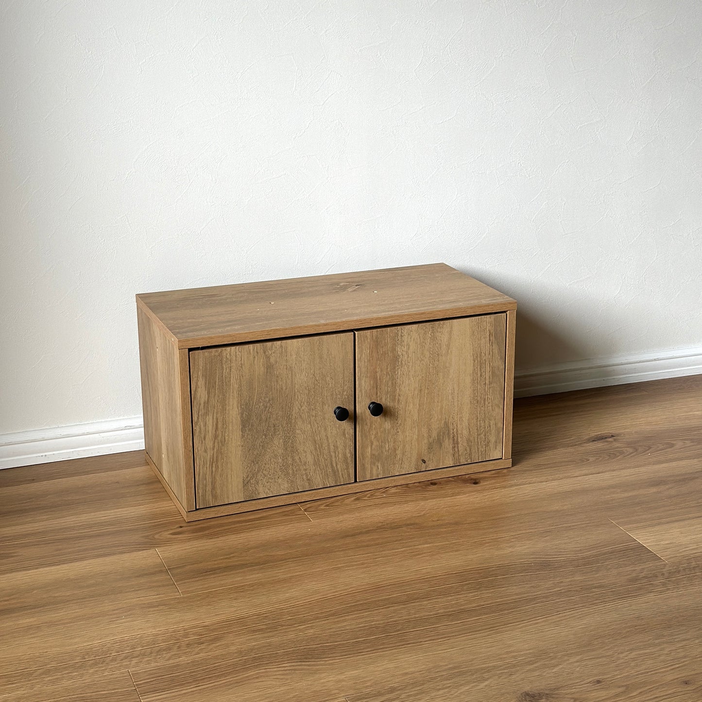 ナチュラルウッドの扉収納ラック