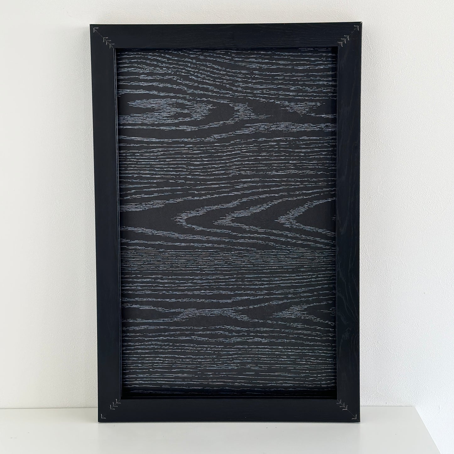 グリーンを基調とした花のイラストが描かれたアートの裏側