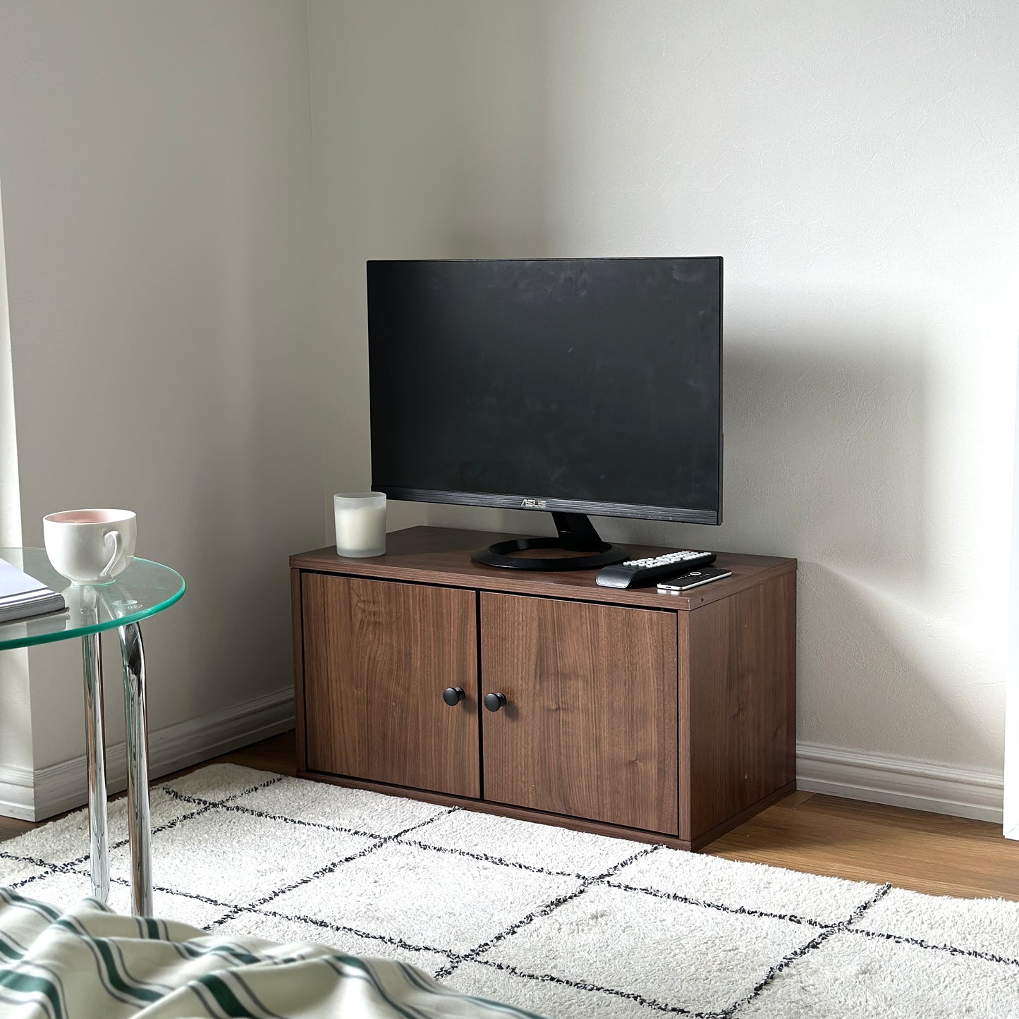 木目のウッドの扉付きテレビボード