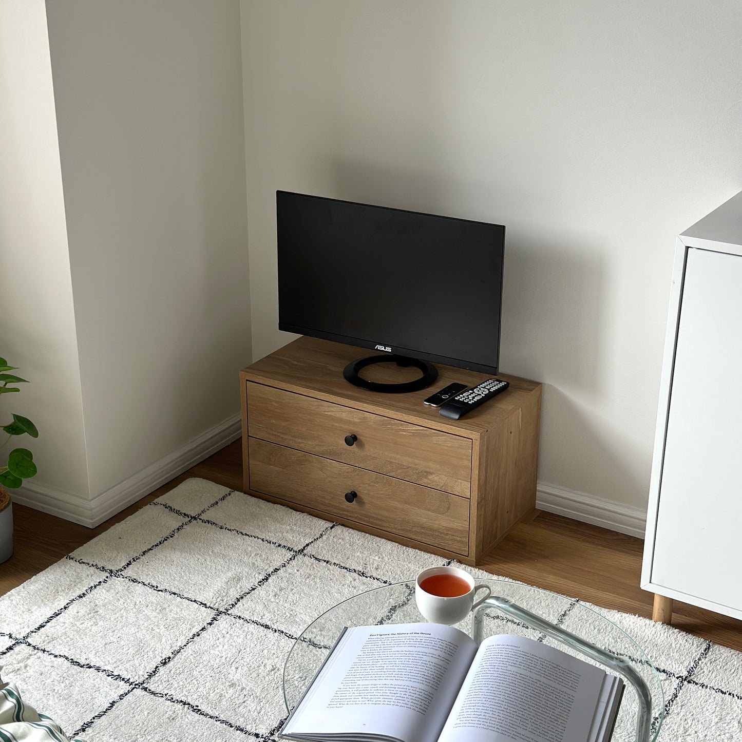 木目の引き出し収納付きテレビボード