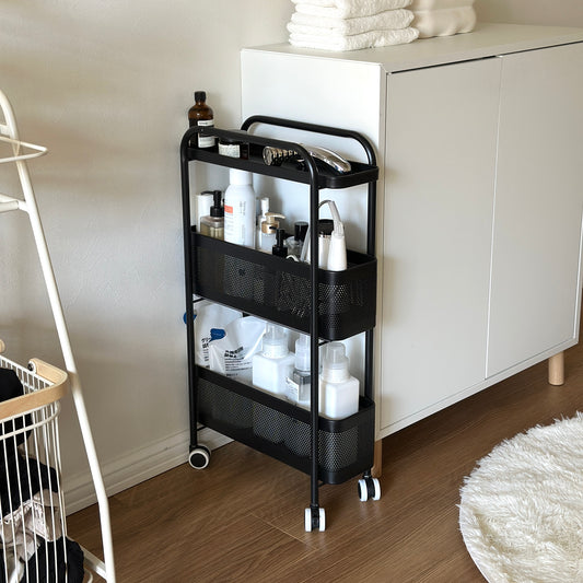 ブラックの3段のスライド式の隙間収納に洗面用品がたくさん収納されている様子