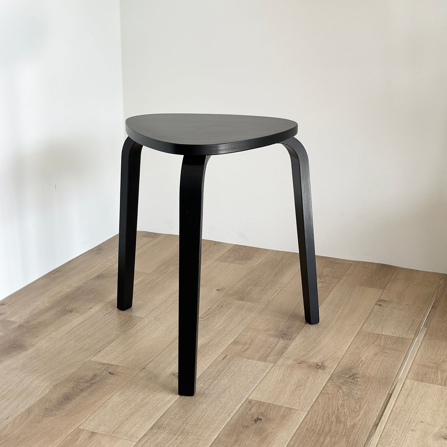 ブラックのシンプルなスツール