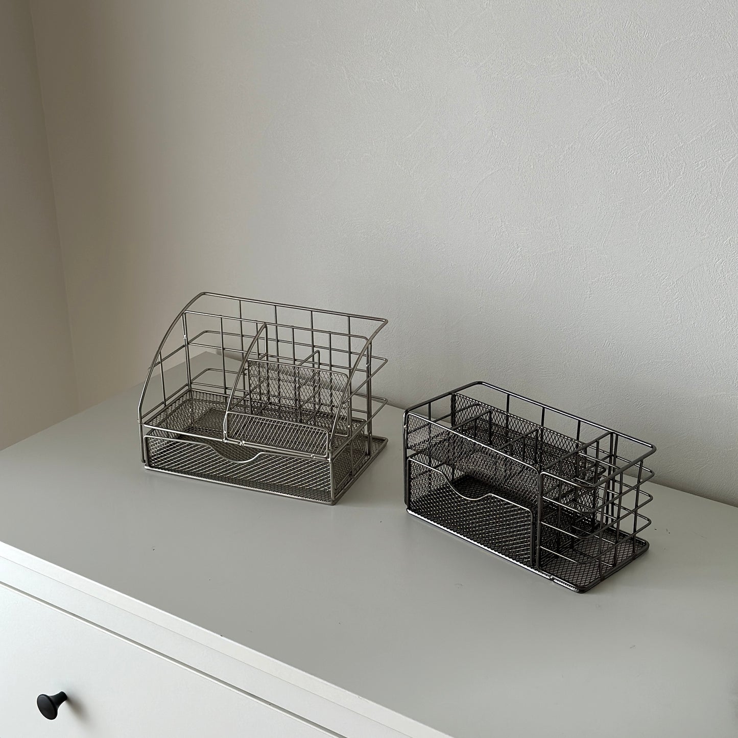 2種類のスチール製のラックが並べられてある