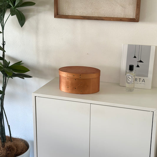 蓋付きのシェーカーボックスが棚の上に置かれている様子