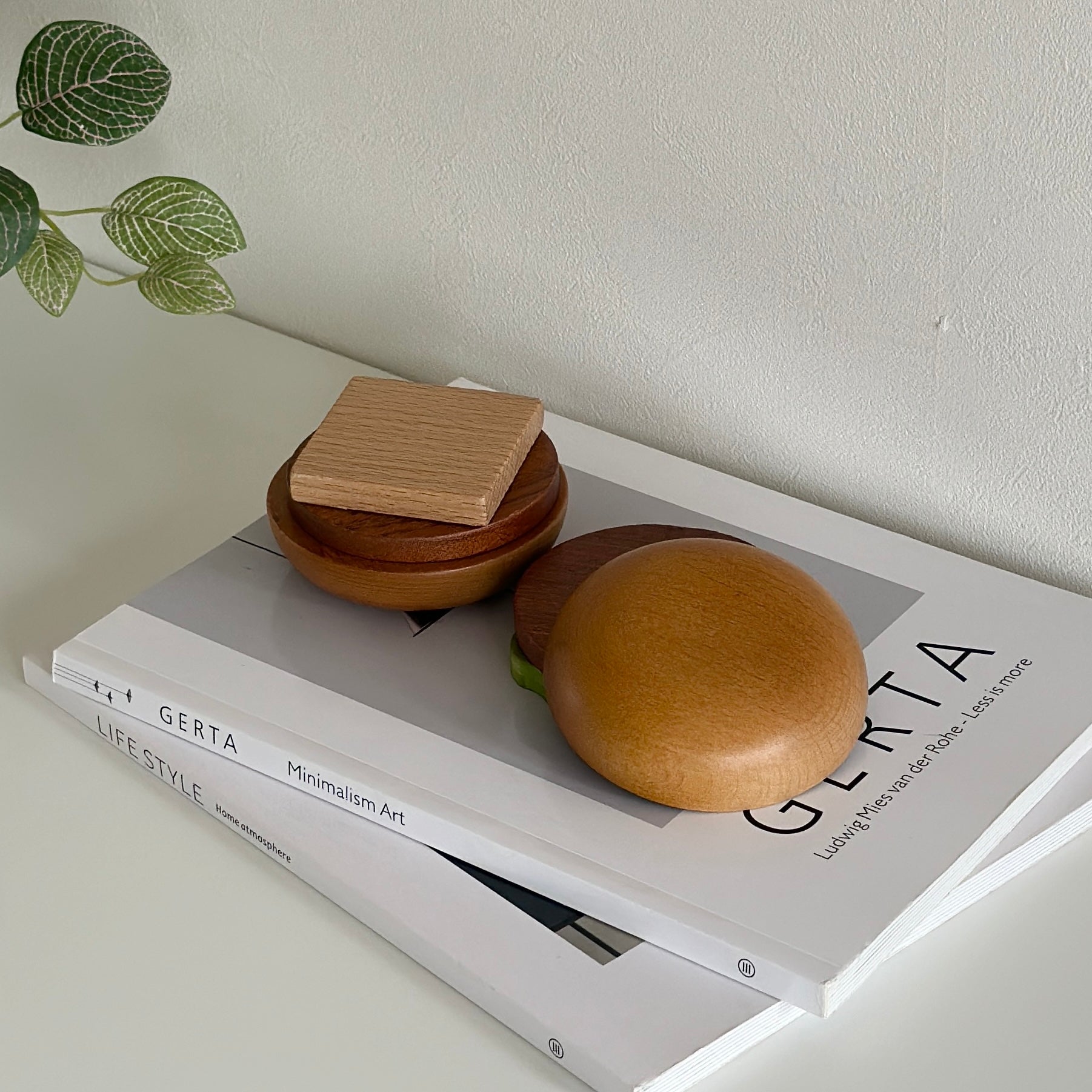 二つの雑誌の上にハンバーガーデザインのコースターが置かれてある