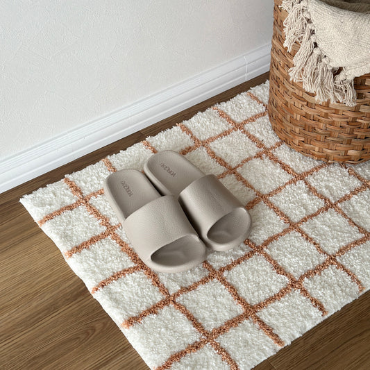 柔らかい履き心地のスリッパがミニラグに置かれている様子