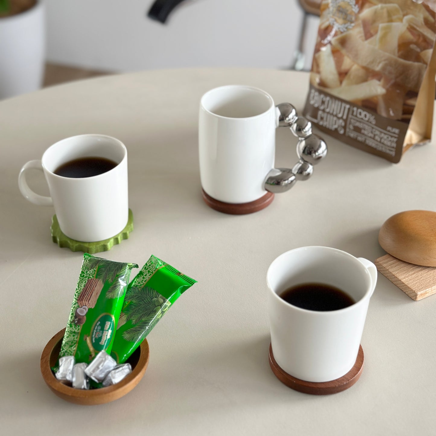 コーヒーが入った白のコップが二つとお菓子が置かれてある様子