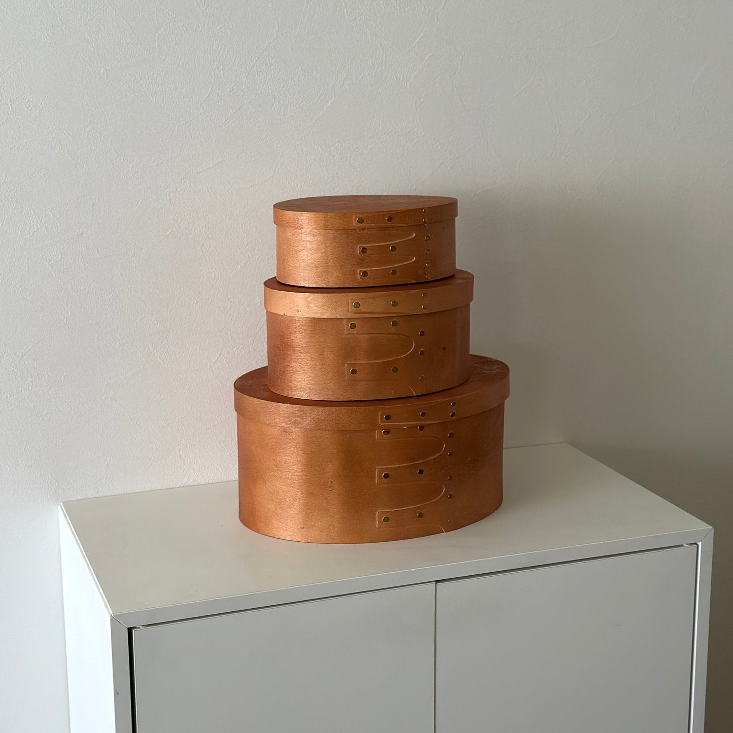 蓋付きのシェーカーボックスが3段重ねて置かれている様子