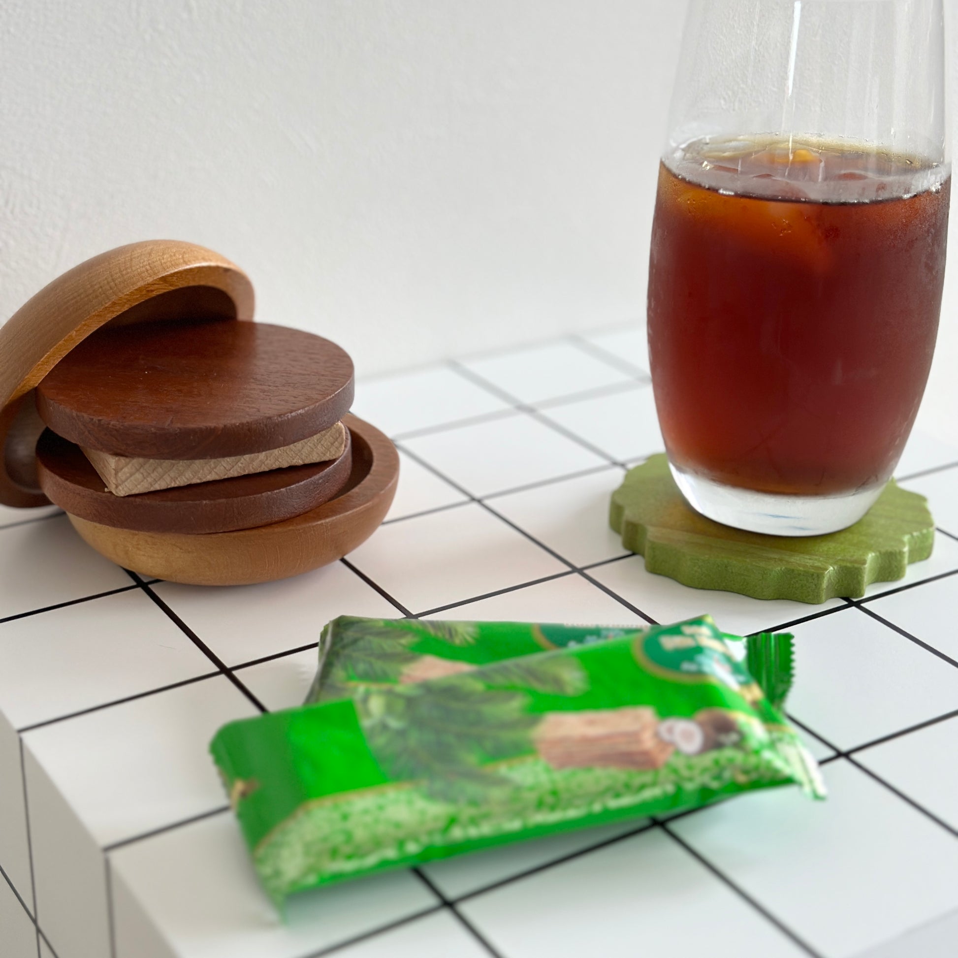 ハンバーガーデザインのコースターを使っている様子