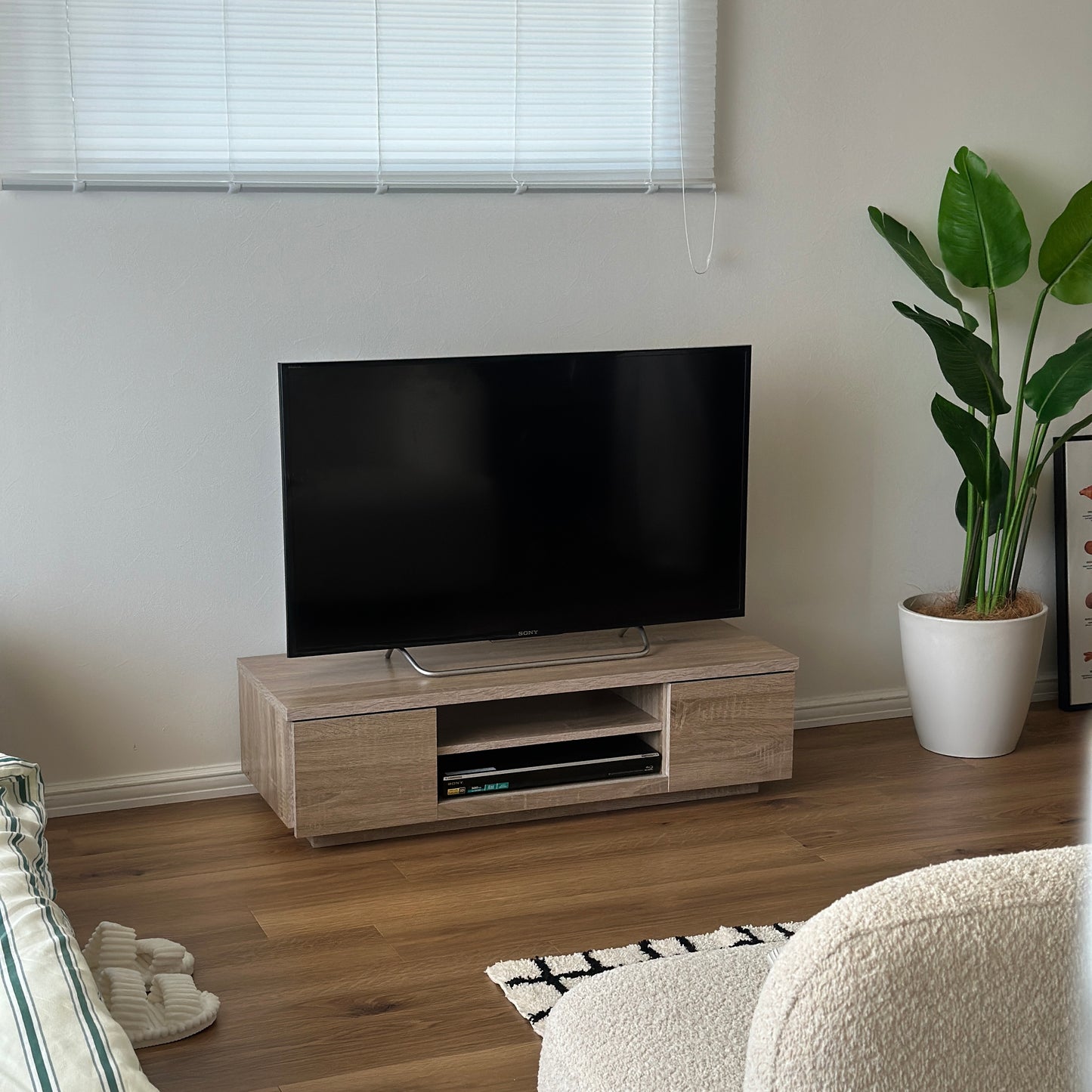 ホワイトオークのテレビボードが部屋に置かれている様子