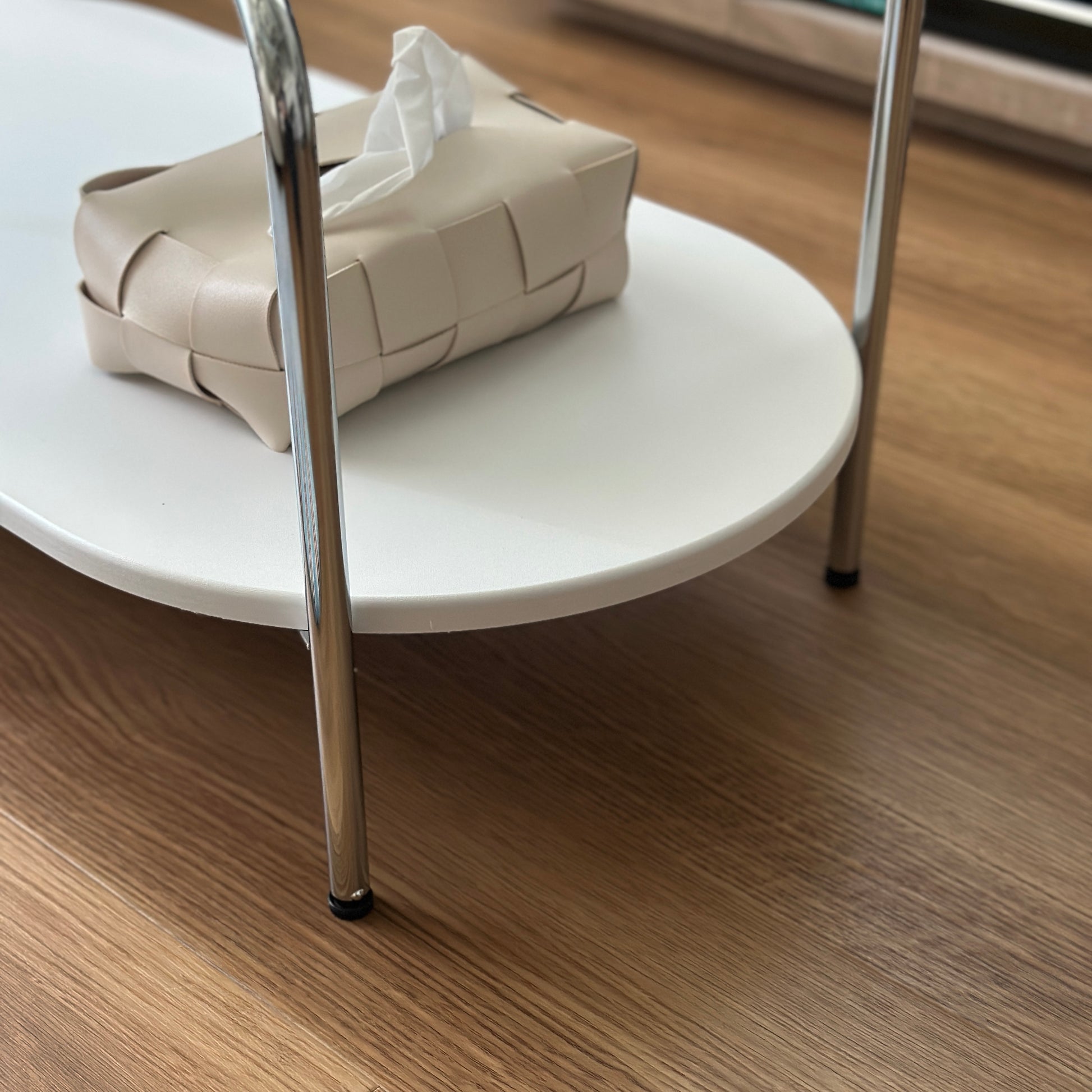 ガラス天板のローテーブルのシルバーの脚