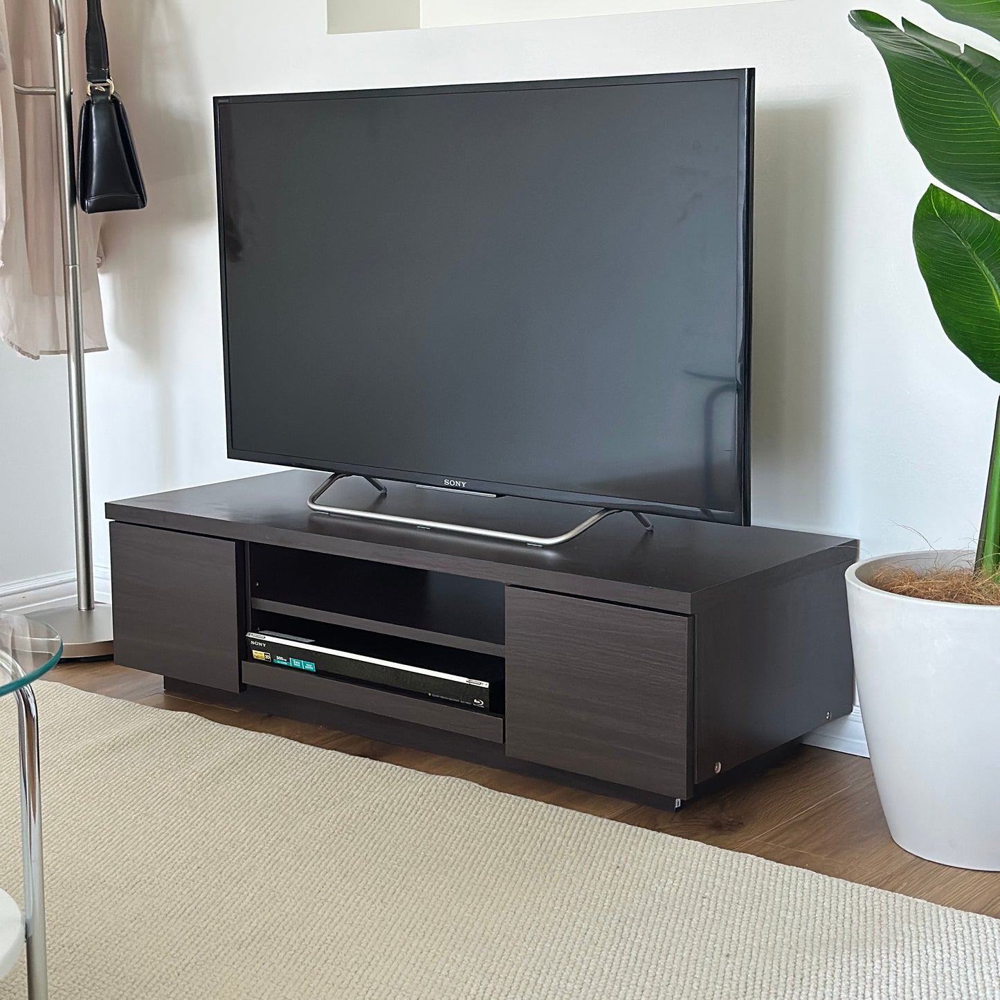 ダークブラウンのテレビボード