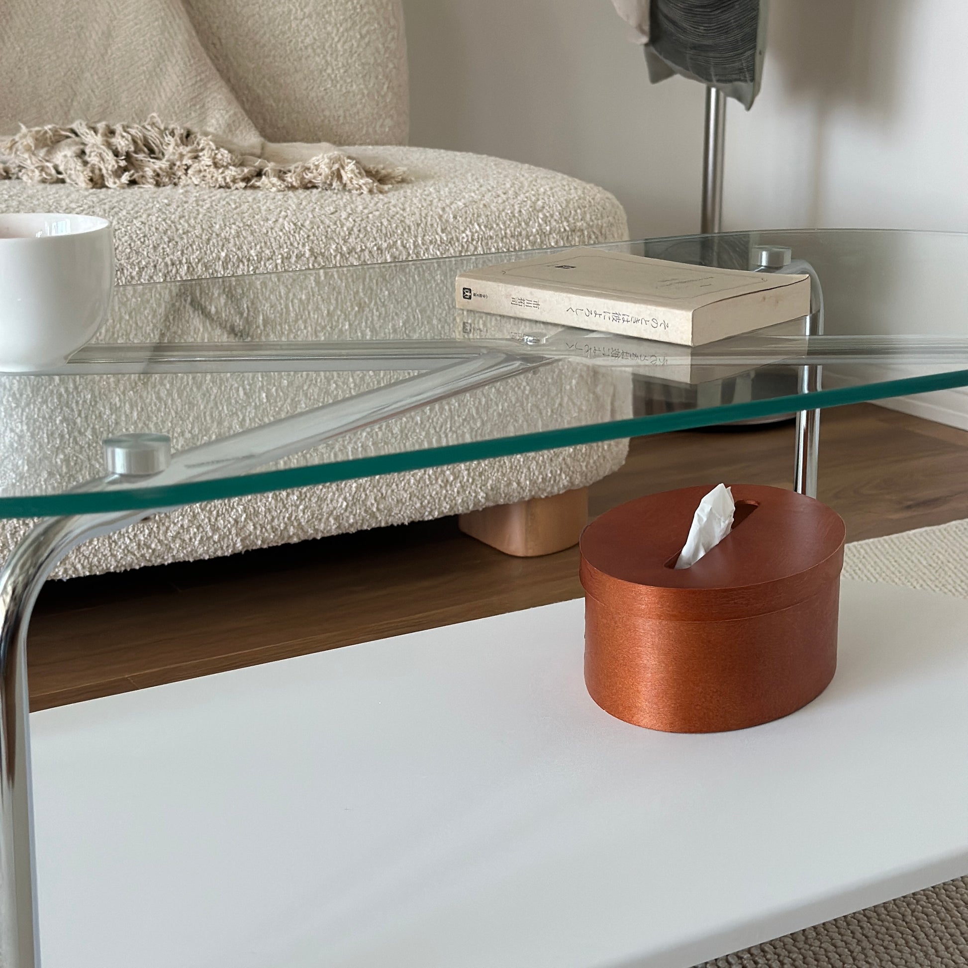 ガラスローテーブルの天板と天板下の棚