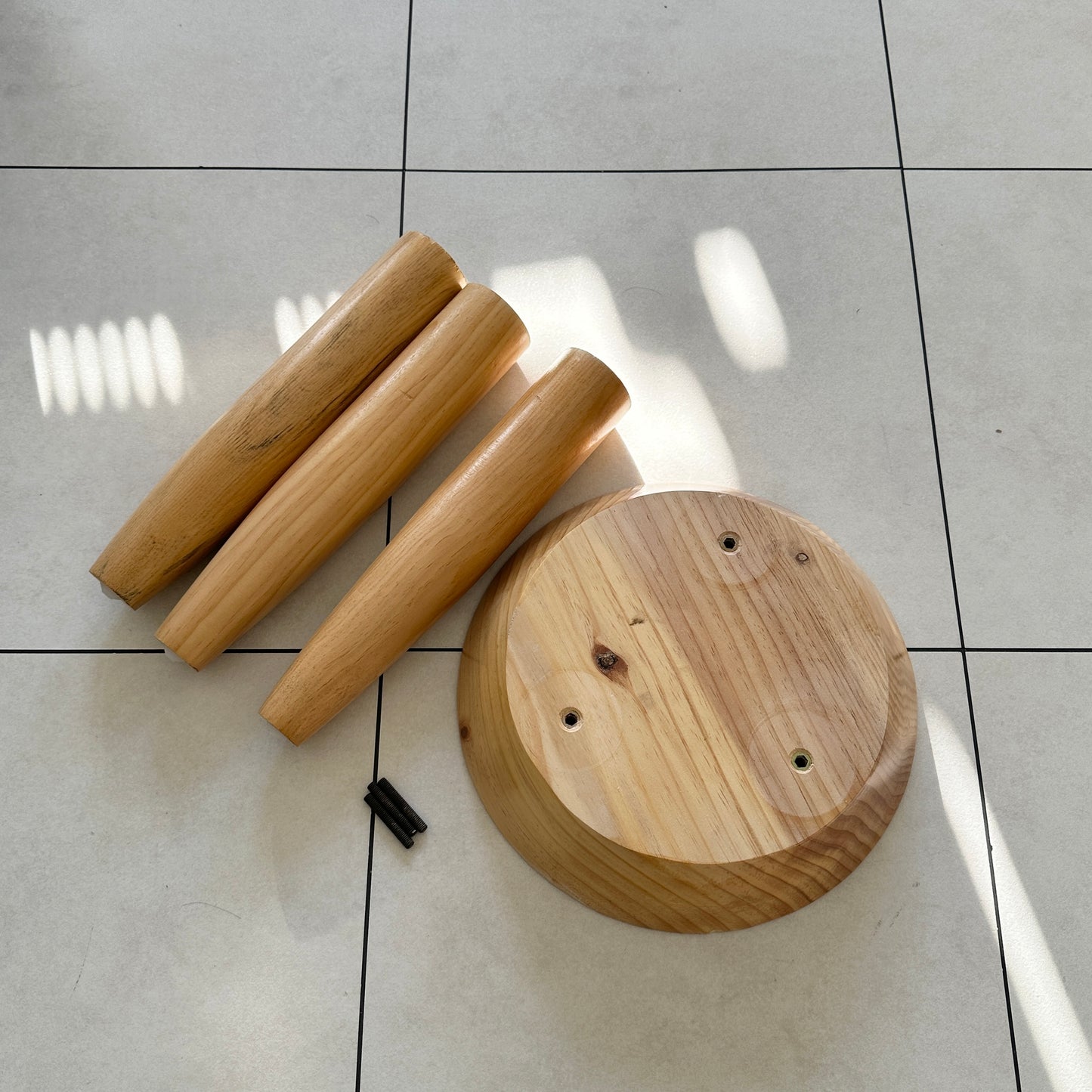 ナチュラルウッドの木製スツールの部品