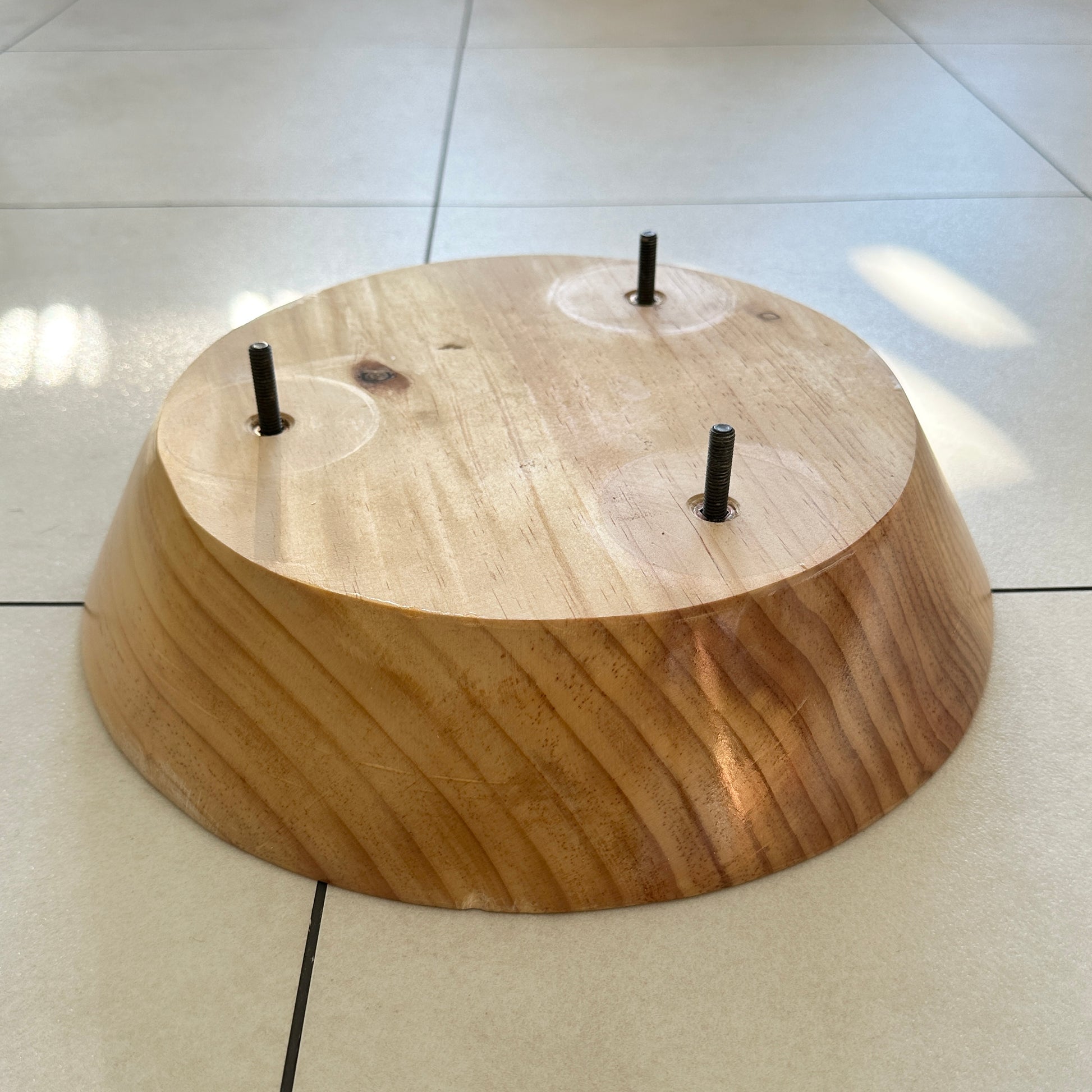 ナチュラルウッドの木製スツールの組み立て途中