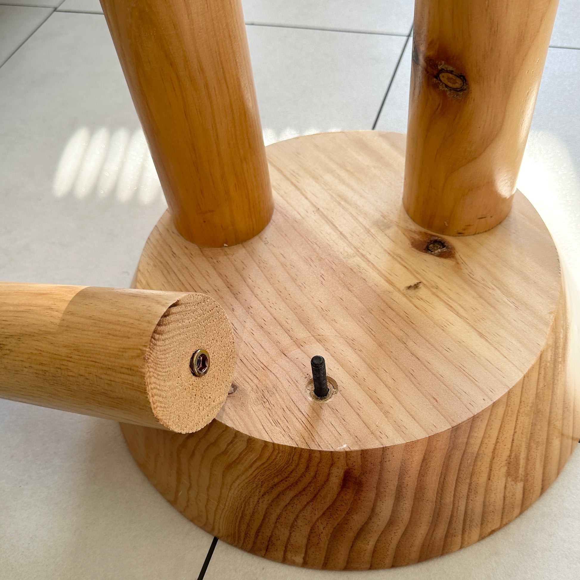 ナチュラルウッドの木製スツール