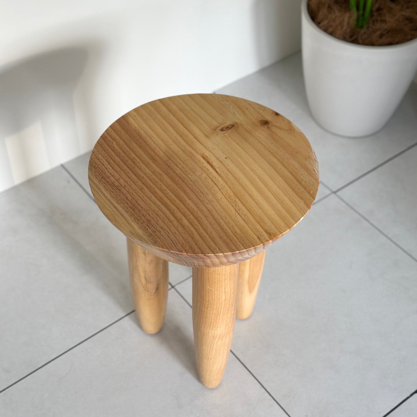 ナチュラルウッドの木製スツールの上部